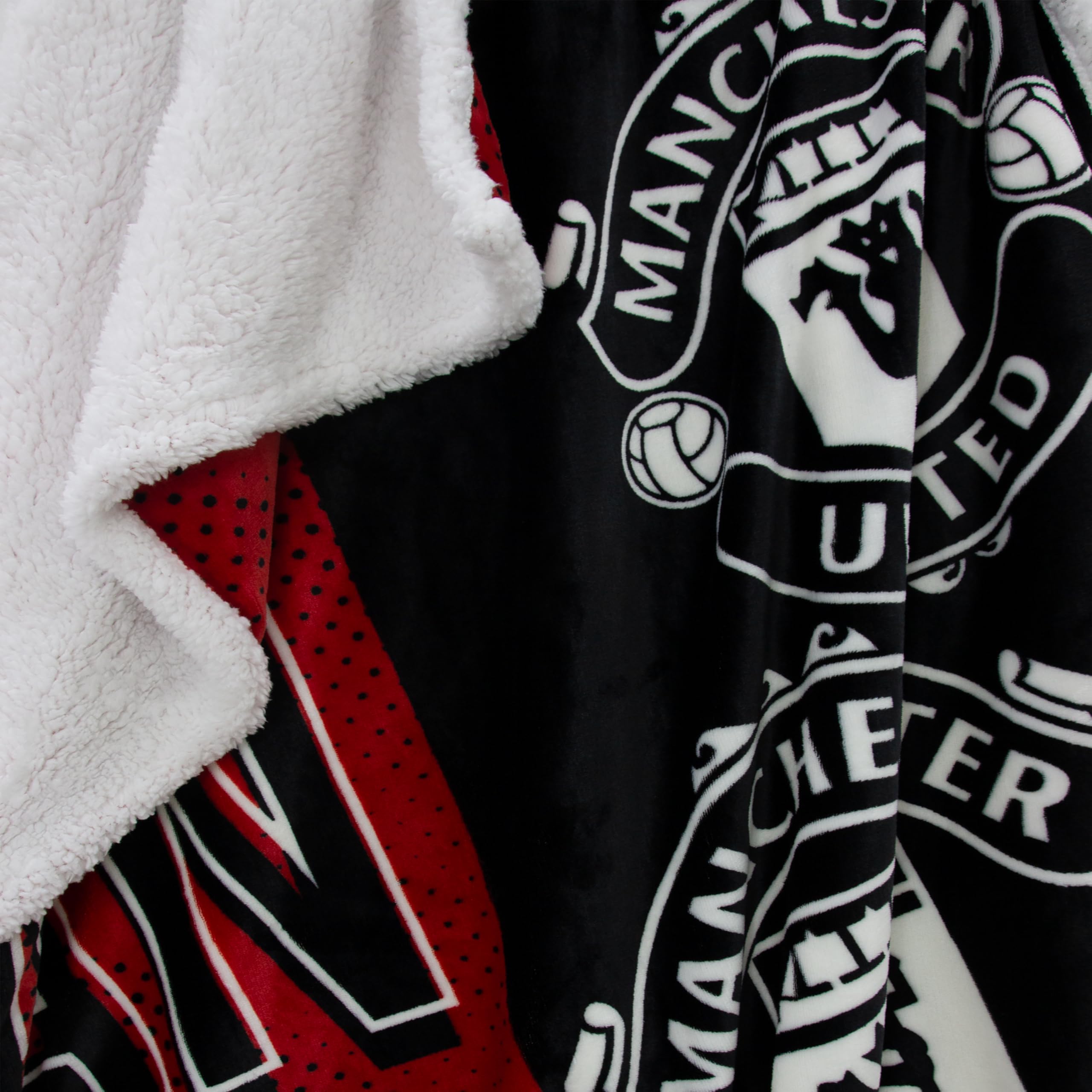 Manchester United FC Offizielle Fleecedecke | Superweiche, warme Decke mit Sherpa-Rückseite, Stacked-Design | Perfekt für Zuhause, Schlafzimmer, Übernachtungen & Camping | Größe 120 x 150 cm