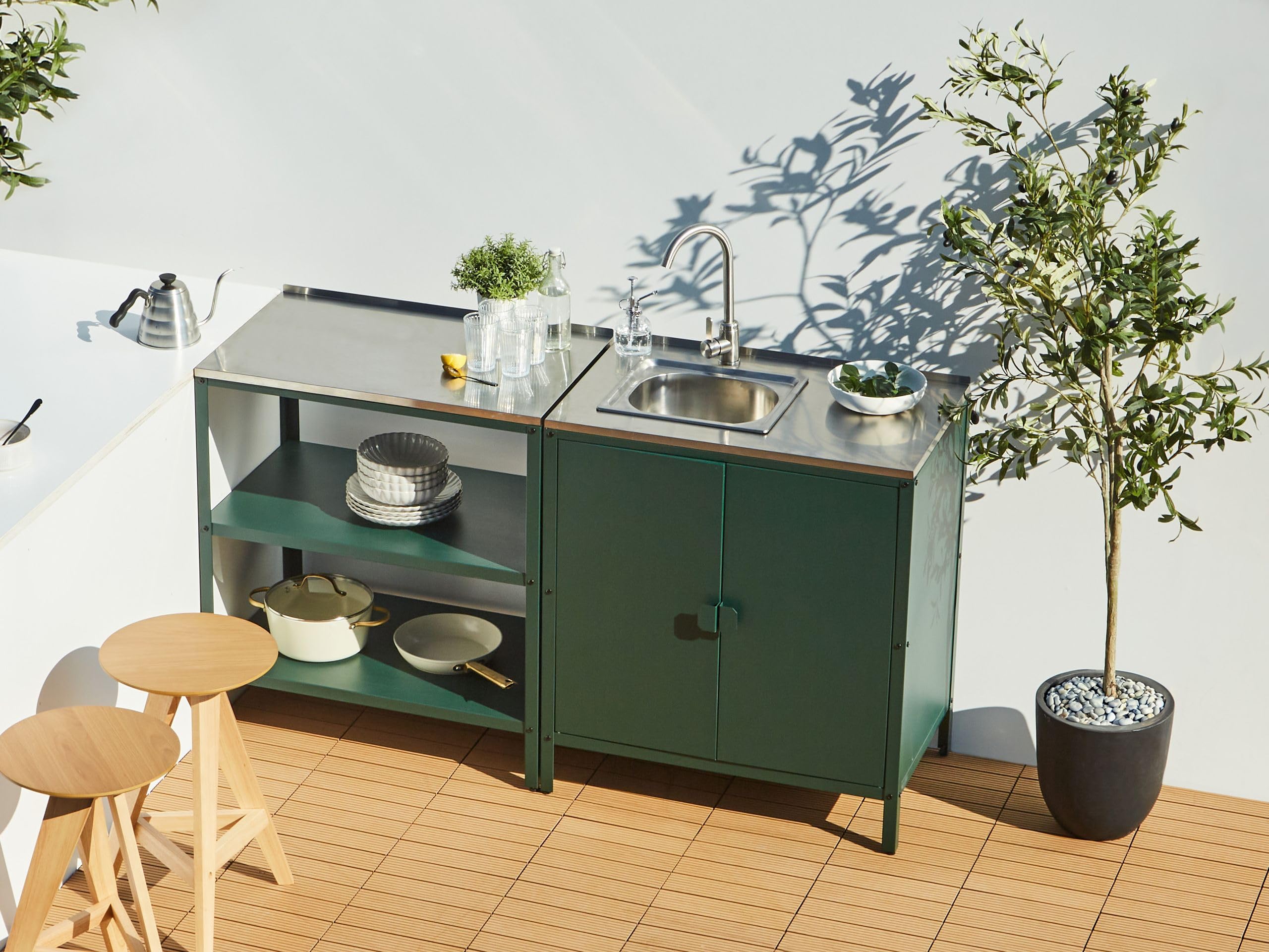 Beliani Conjunto de Cocina 2 Piezas de Exterior Acero Inoxidable Isla de Cocina y Armario con Fregadero Monomando Verde Vilama
