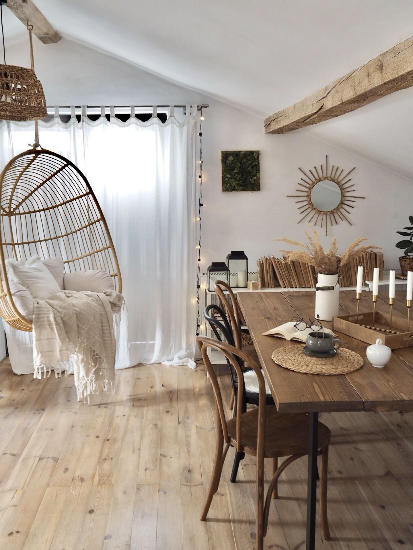 Boho fotel wiszący bujany jajo rattanowy beżowy z poduchami Casoli