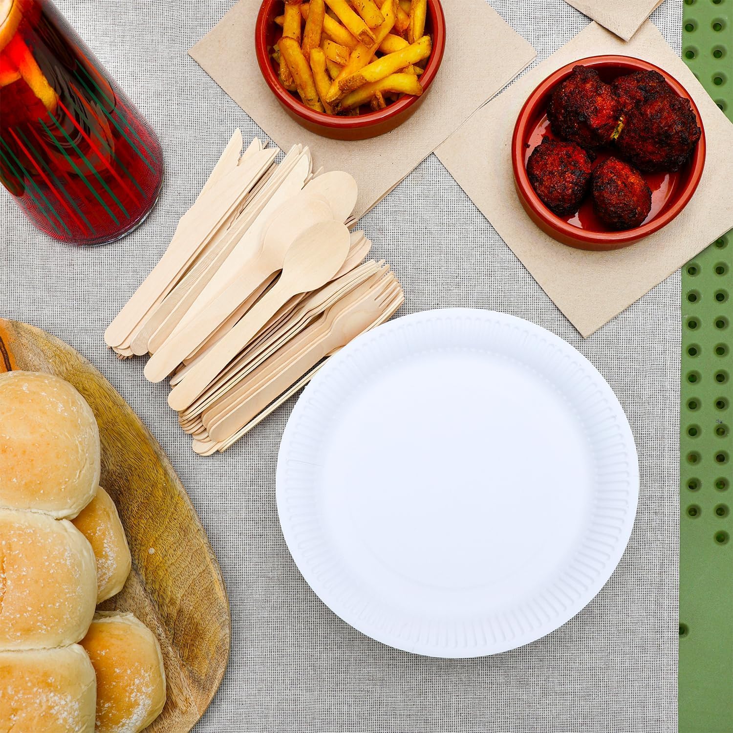 Table Kind Lot de 80 assiettes en papier blanches jetables de 22 cm pour barbecues, traiteurs, buffets d'anniversaires et de mariages, food trucks, camping, fêtes et événements comme la Coupe du Monde