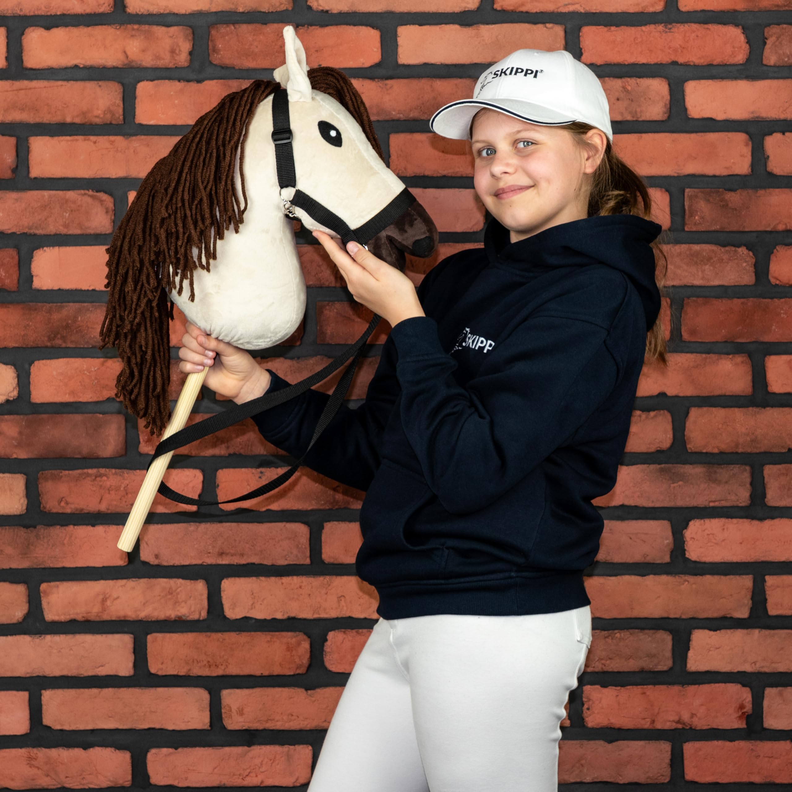 SKIPPI Hobby Horse Biskuit, Großes Steckenpferd A3, Halfter und Zügeln im Set, Hobby Horsing Pferd mit Zubehör, Ecru, Mandel, Hellbeiges Pferd