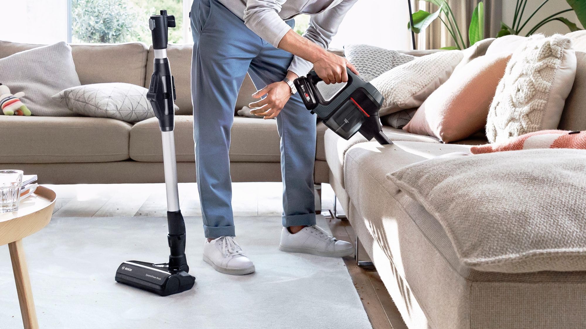 Bosch Akku-Staubsauger Unlimited 7 BCS711A, kabelloser Handstaubsauger, beutellos, Wechselakku, Knickrohr, Hygiene-Filter, 10 Jahre Motorgarantie, Fugendüse, LED-Beleuchtung, Turbostufe, grau