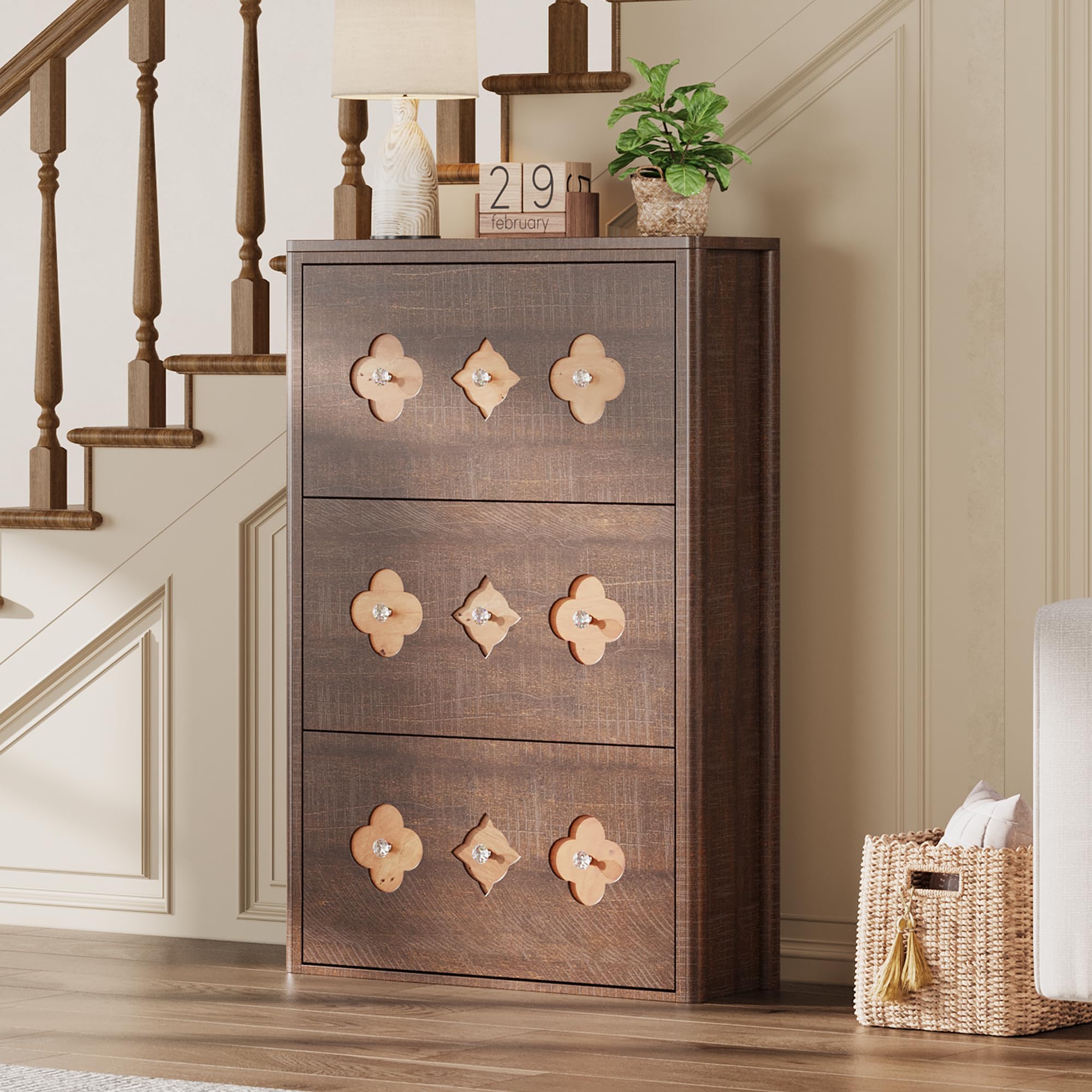 Platzsparender Schuhschrank schmal, freistehend – 3 Klappfächer mit Türen, florales Durchbruchmuster, diamantförmige Griffe, verdeckter Schuhstauraum, Holz, Braunrot, 3-Umdrehen Bucket