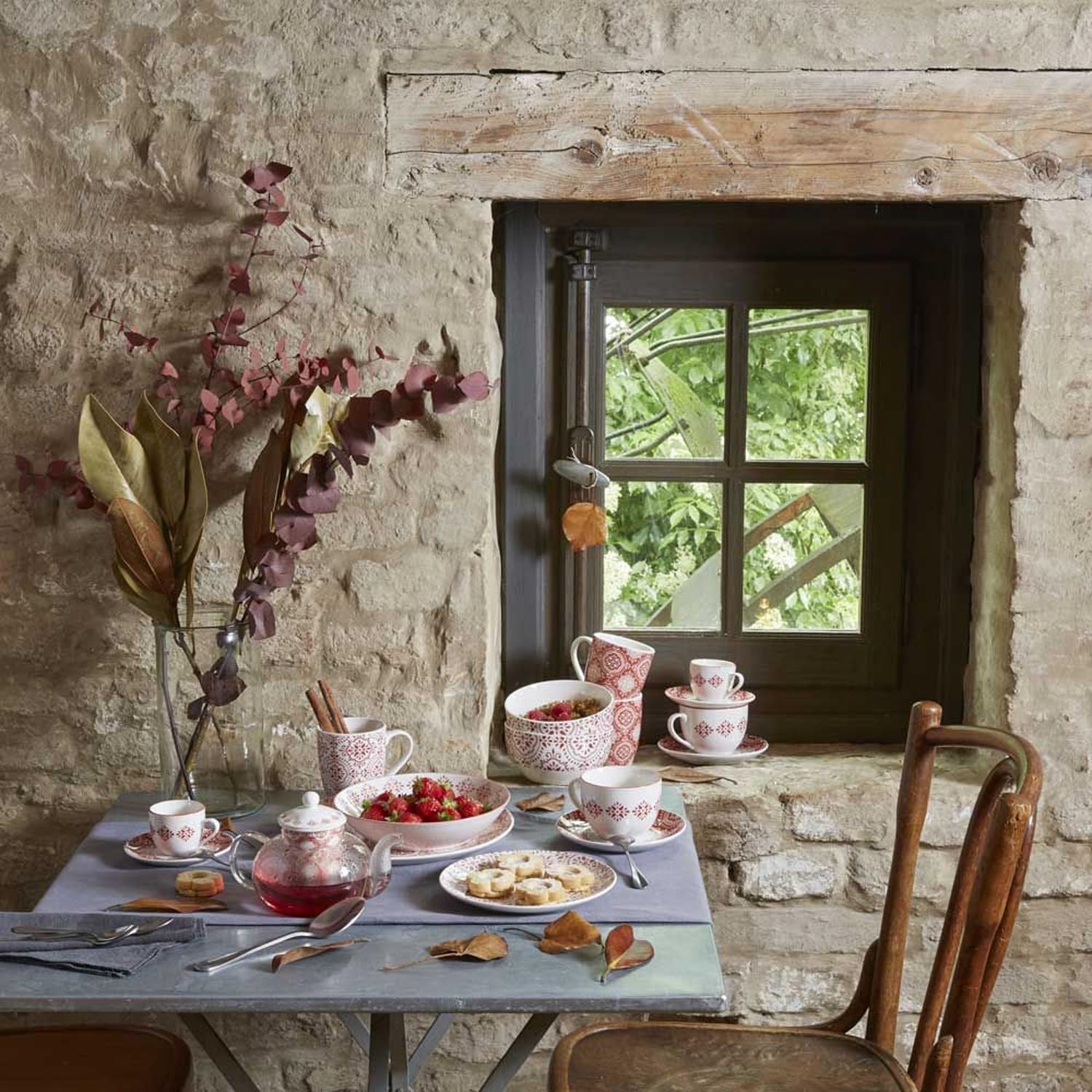 Set da Tavolo con 18 Piatti di diverse Grandezze, Decorati - Set Piatti Piani e Fondi per Cucina, in Porcellana, Bianco e Rosso