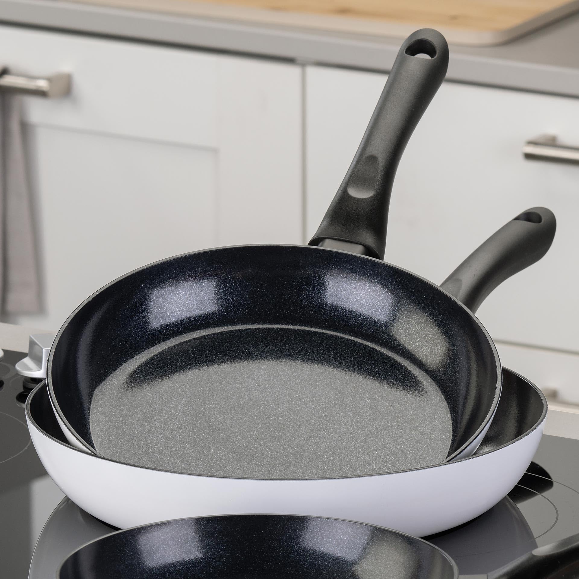 FACKELMANN Arcadalina Bratpfannen-Set, 2-teilig, Ø 24 cm & 28 cm, aus recyceltem Aluminium mit keramischer Beschichtung, ergonomischer Griff, Induktionsgeeignet, Hitzebeständigkeit: +150 °C