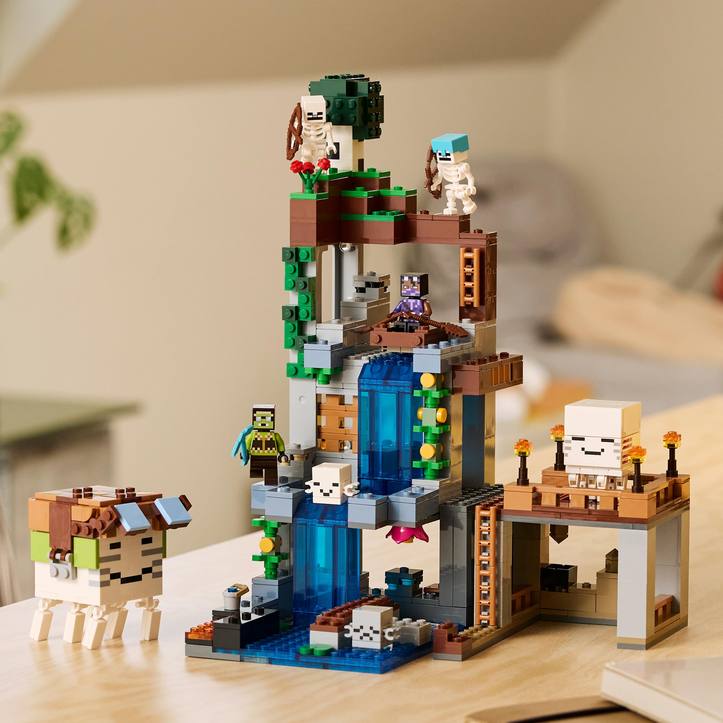 LEGO Minecraft Stazione di Ghast Giocattolo - 8 Personaggi Inclusi 2 Scheletri e 4 Ghast con Accessori - Decorazione Cameretta - Regalo per Gamer, Bambini e Bambine da 9 Anni in su - 21597