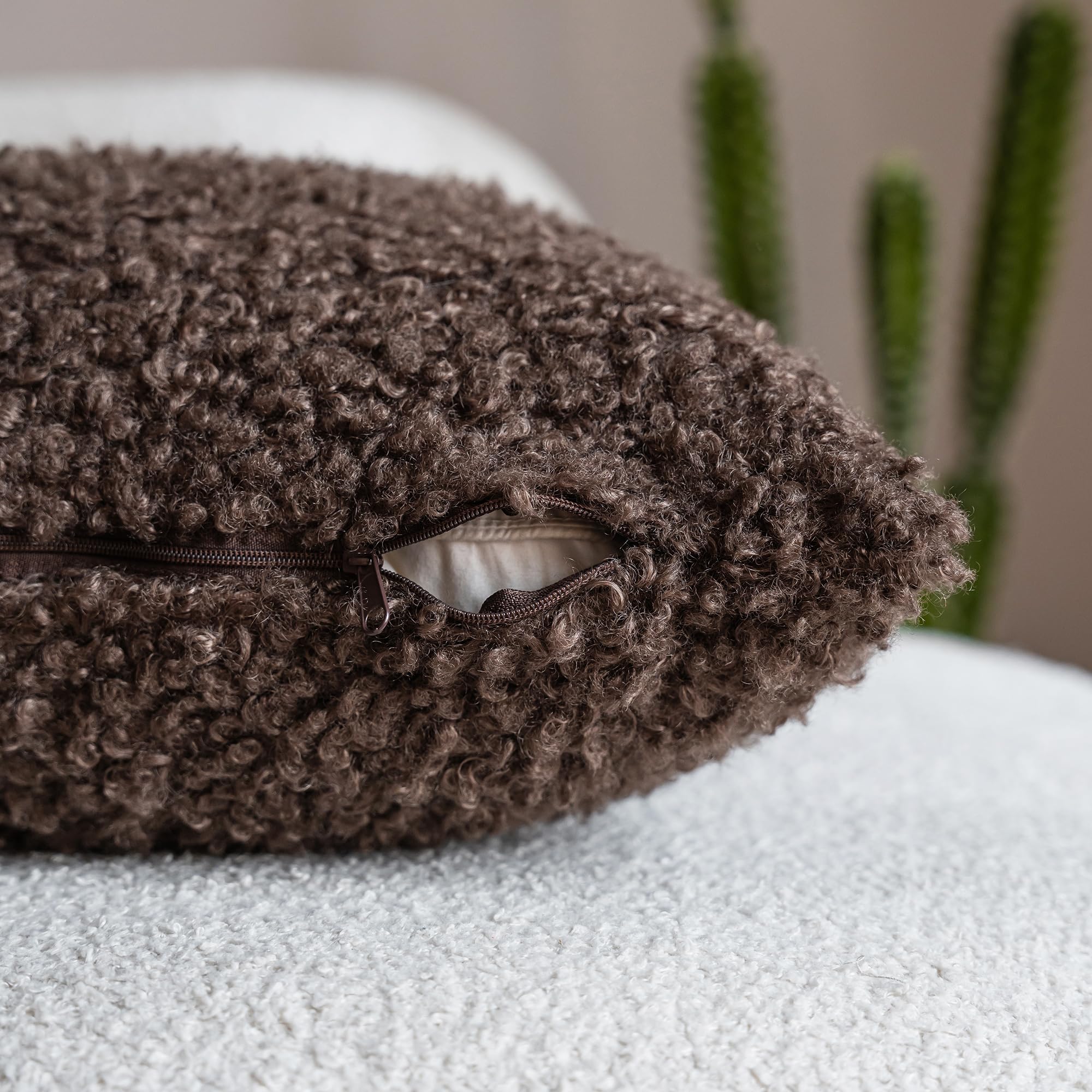 Neelvin Lot de 2 Housses de Coussin Décoratives en Sherpa Teddy Bouclé Boucle Épais 65x65 cm (26 x 26 Pouces) Housses de Coussin en Peau de Mouton Pelucheuse pour Canapé, Salon, Chambre Chocolat