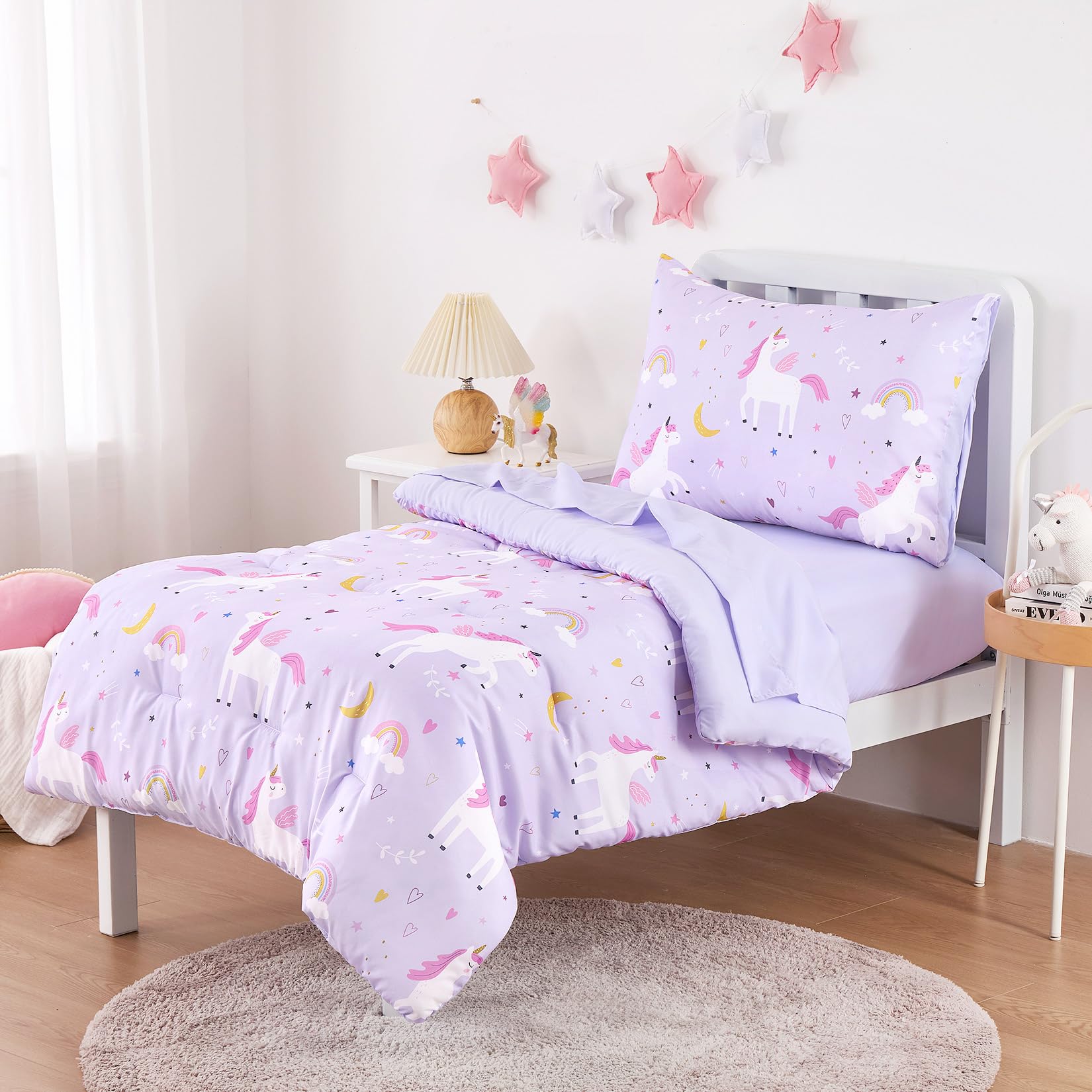 Wake In Cloud - Juego de ropa de cama infantil para niñas, lindo unicornio y estrellas arcoíris, juego de cama suave de 4 piezas para cuna que incluye edredón, sábanas y funda de almohada, color