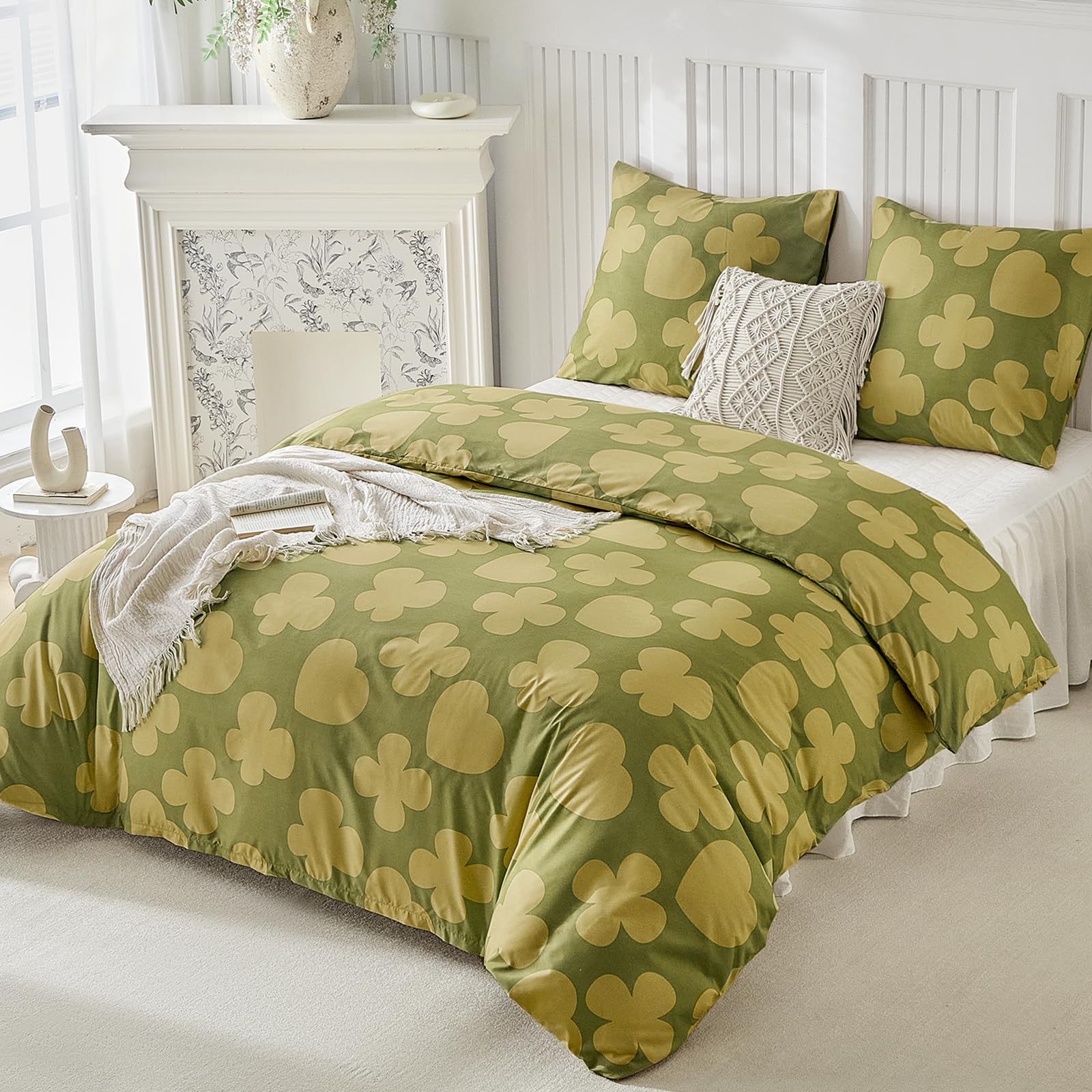 Tokokimo Bed Linen 200 x 200 cm, 3-Piece - Decorated with Spring Butterflies and Graceful Hearts - Microfibre Duvet Cover 200 x 200 cm for Double Beds with 2 Pillowcases with Zip 80 x 80 cm, Green — image 1