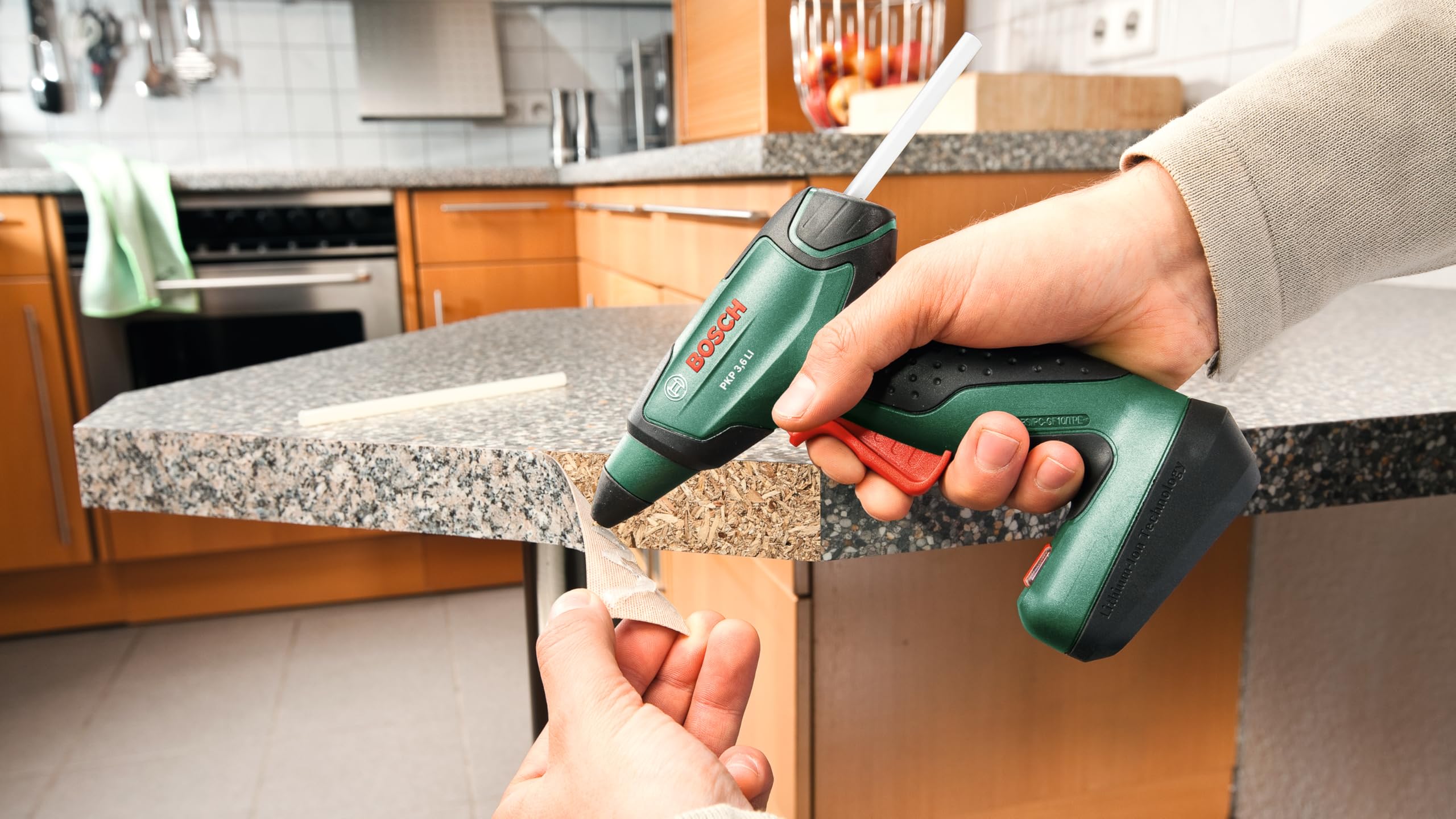 Bosch Akku Klebepistole PKP 3,6 LI (Micro-USB Ladegerät, 4 x Klebesticks Ultra Power 3,6 V)