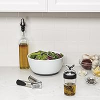 Vista 8 de OXO Good Grips pequeño agitador de aderezo para ensalada - Negro, Pequeño