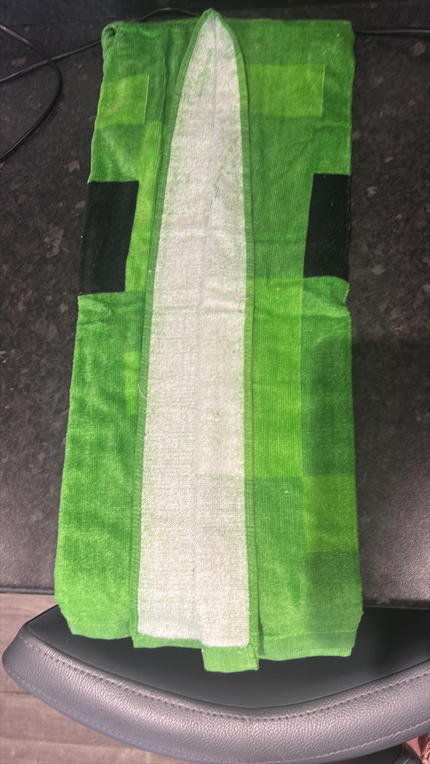 Toys & Gamers Poncho con capucha oficial de Minecraft, toalla verde unisex para máxima comodidad de juego para edades de 3 a 12 años