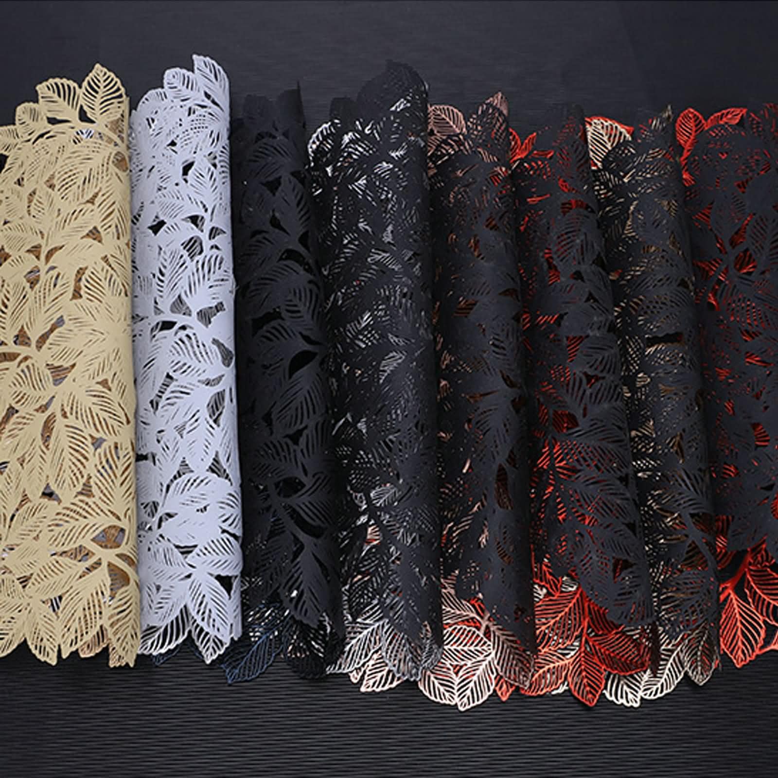 Set de Table Lavable 10PCS, 38 CM Noir Tapis de Table Antidérapant a Manger, Couleur Unie avec Motif de Feuilles