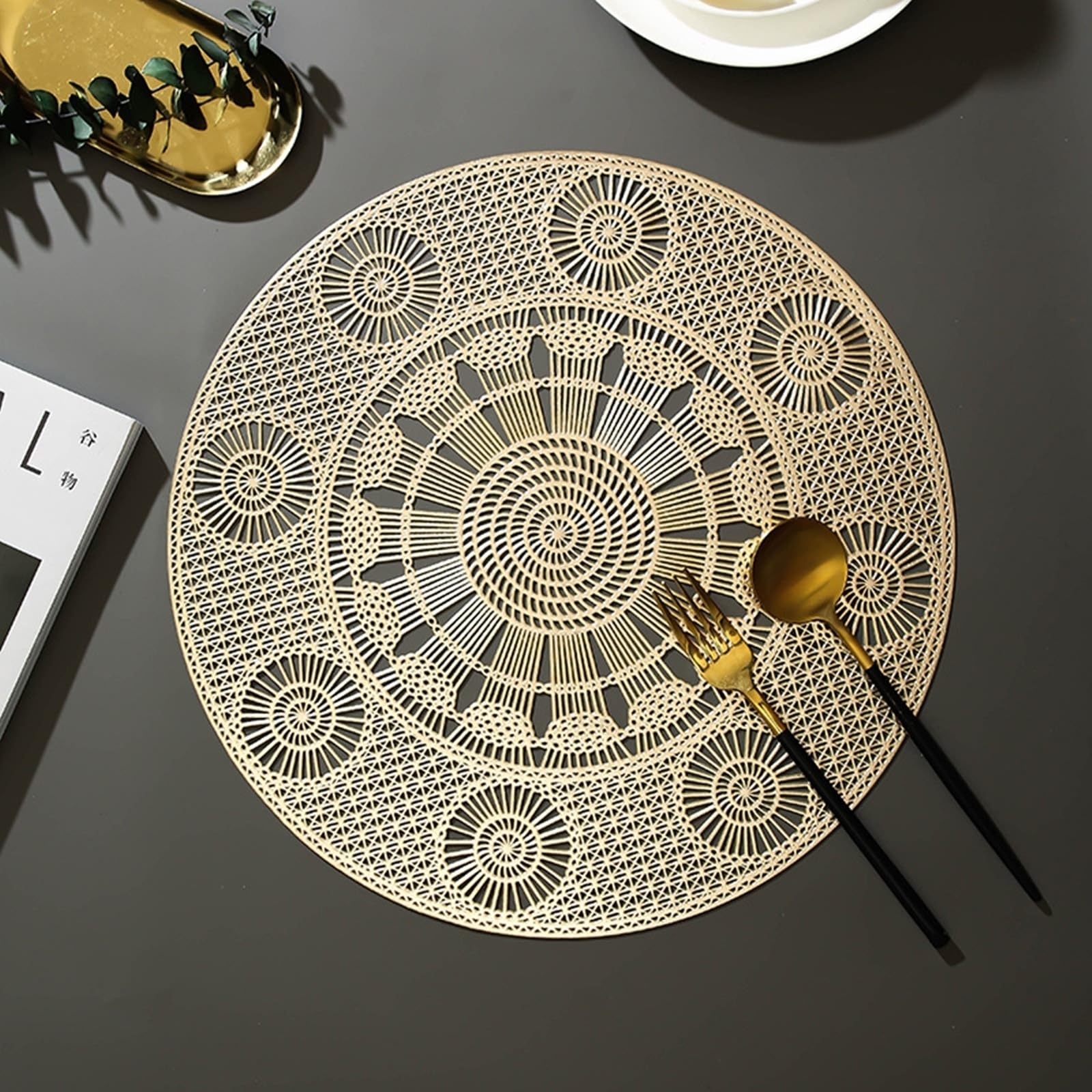 Sets de table dorés de 38 cm en forme de fleur pour illuminer vos dîners