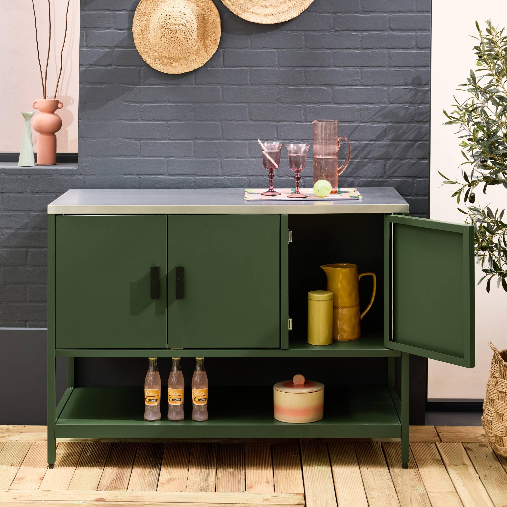sweeek - Cuisine d'extérieure en acier vert 3 portes.1 étagère L120cm