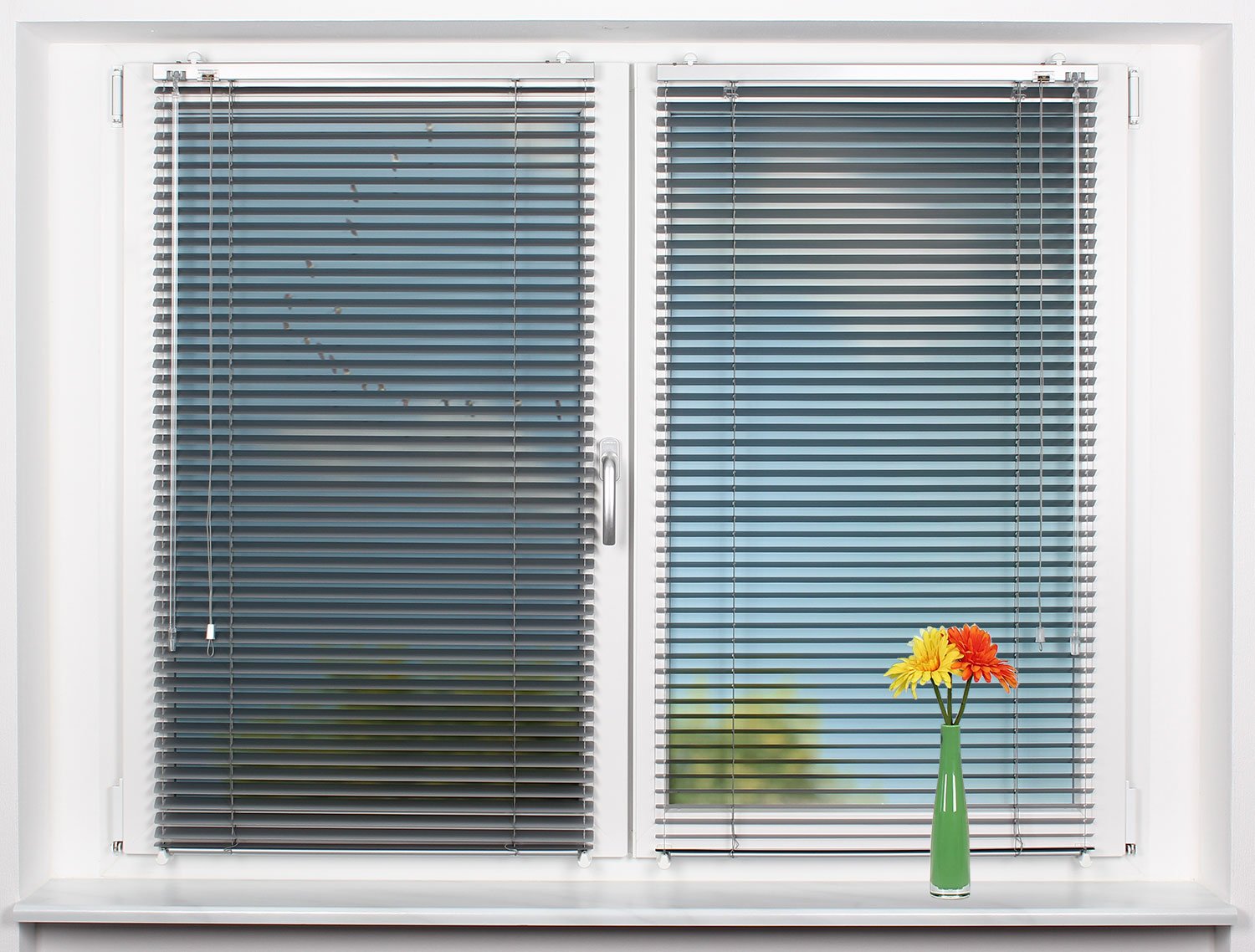 Jalousie auf Maß - Maßanfertigung - Breite bis 100 cm x Höhe bis 240 cm - Farbe: Silber - Montage: Klemmflex® Klemmträger - mit Seitenführung - Bedienung: Wendestab und Zugschnur