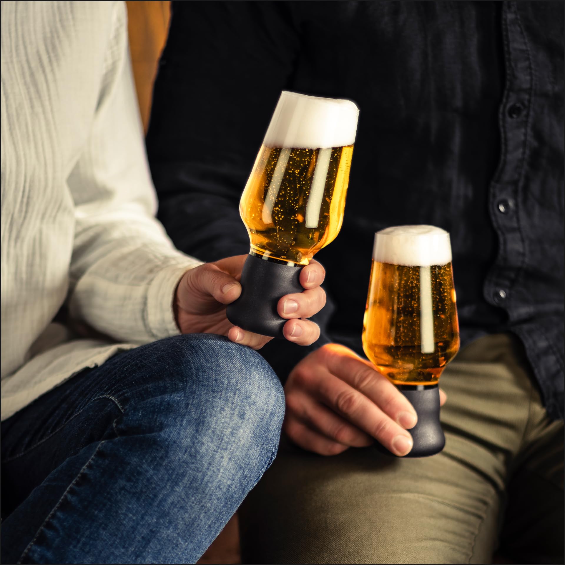 EISCH Craft Beer Experts Black Gläser 0,45 l (2 Stück) in Geschenkröhre | handbemalte Biergläser zur besonderen Aromaentfaltung, spülmaschinenfeste Kristallgläser mit schwarzem Stiel