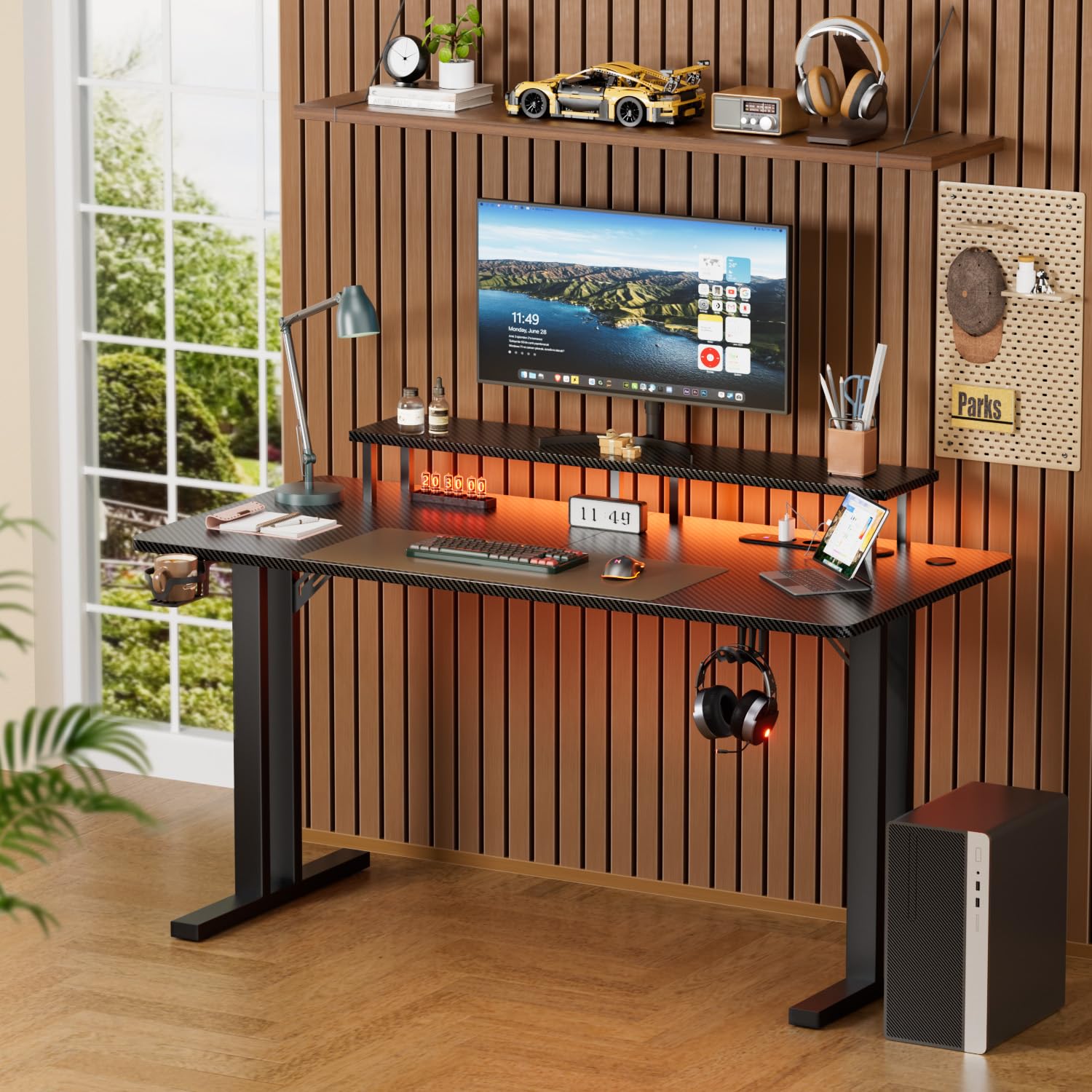 HLFURNIEU Bureau Gaming LED, Bureau Gamer avec Prise Intégrée & Port USB, 140 x 60 cm Table Gamer Ergonomique avec Support de Moniteur, Porte Gobelet, Crochet pour Casque, Noir