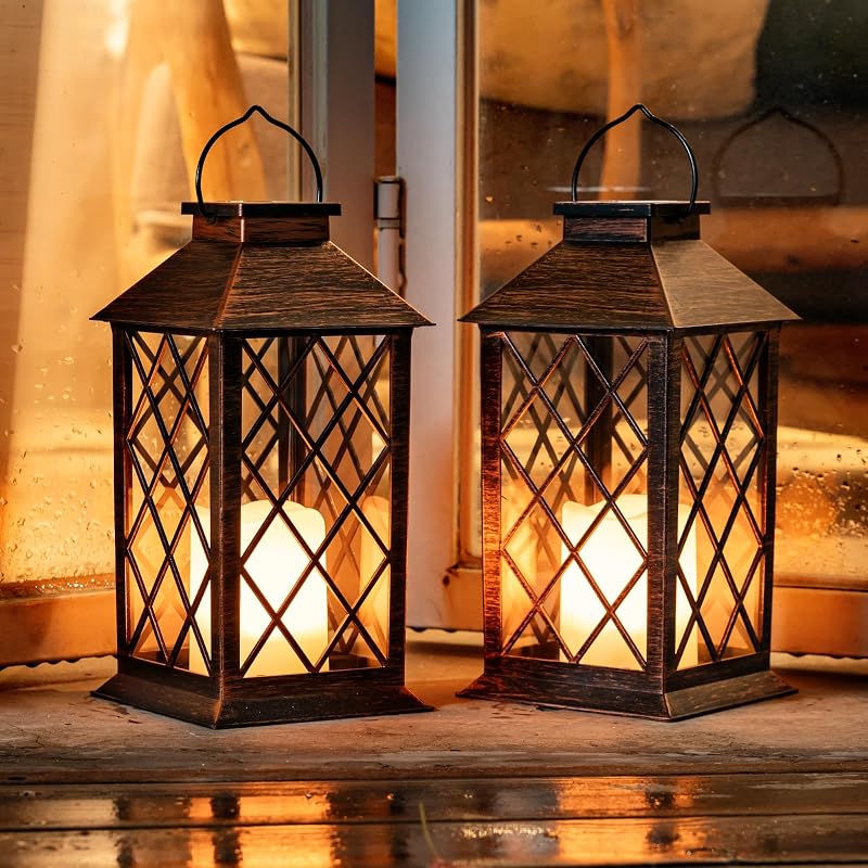 Homemory Paquete de 2 linternas solares de bronce de 13 pulgadas, luces colgantes de llama parpadeante | La llama parpadeante realista crea un ambiente acogedor para patios, porches, jardines, patios y reuniones nocturnas al aire libre.