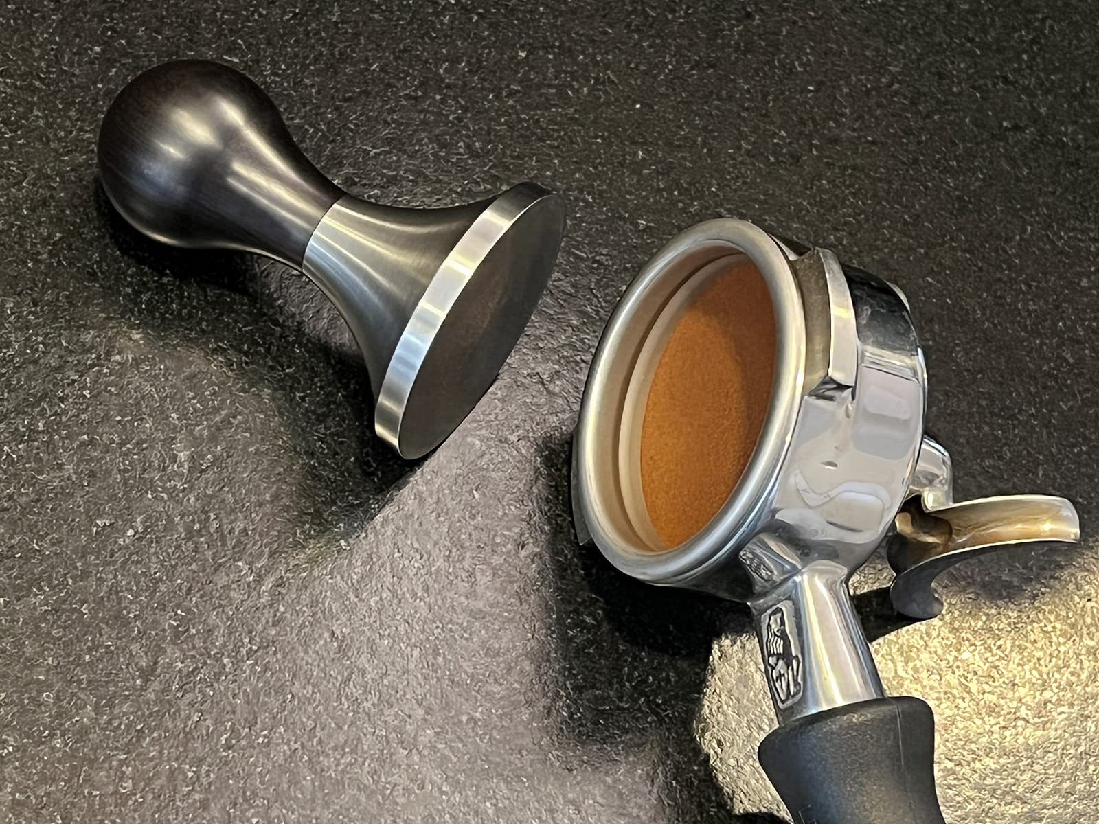Tamper »Fino Affilato« acciaio inox sharp edge CNC, lavorazione di precisione, in acciaio inox, lavorazione professionale di precisione (set da 51 mm e vassoio)