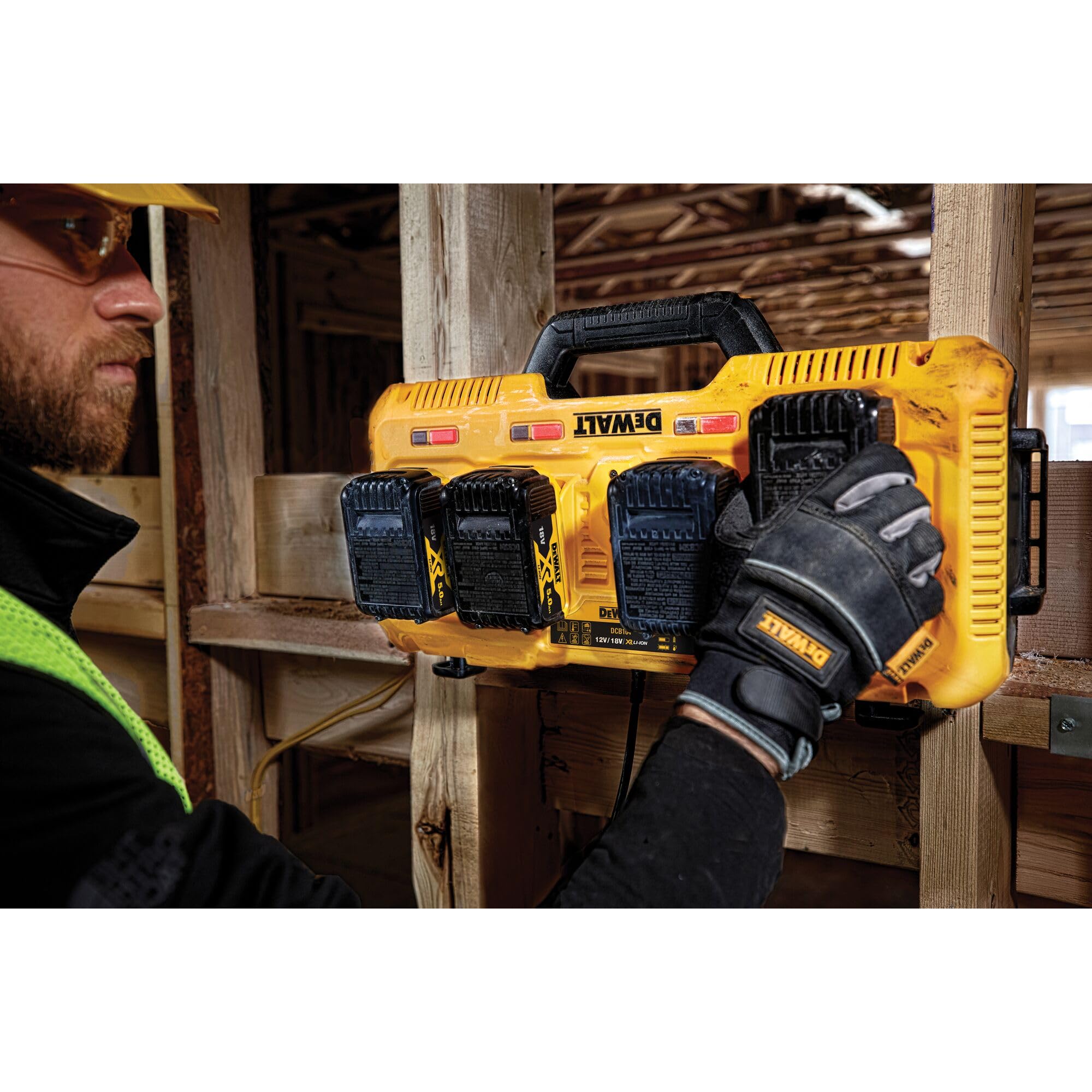 DEWALT DCB104-QW - Cargador rápido de cuatro sistemas, 18V incluyendo baterías XR Flexvolt, carga simultánea de 4 baterías, con indicador LED.