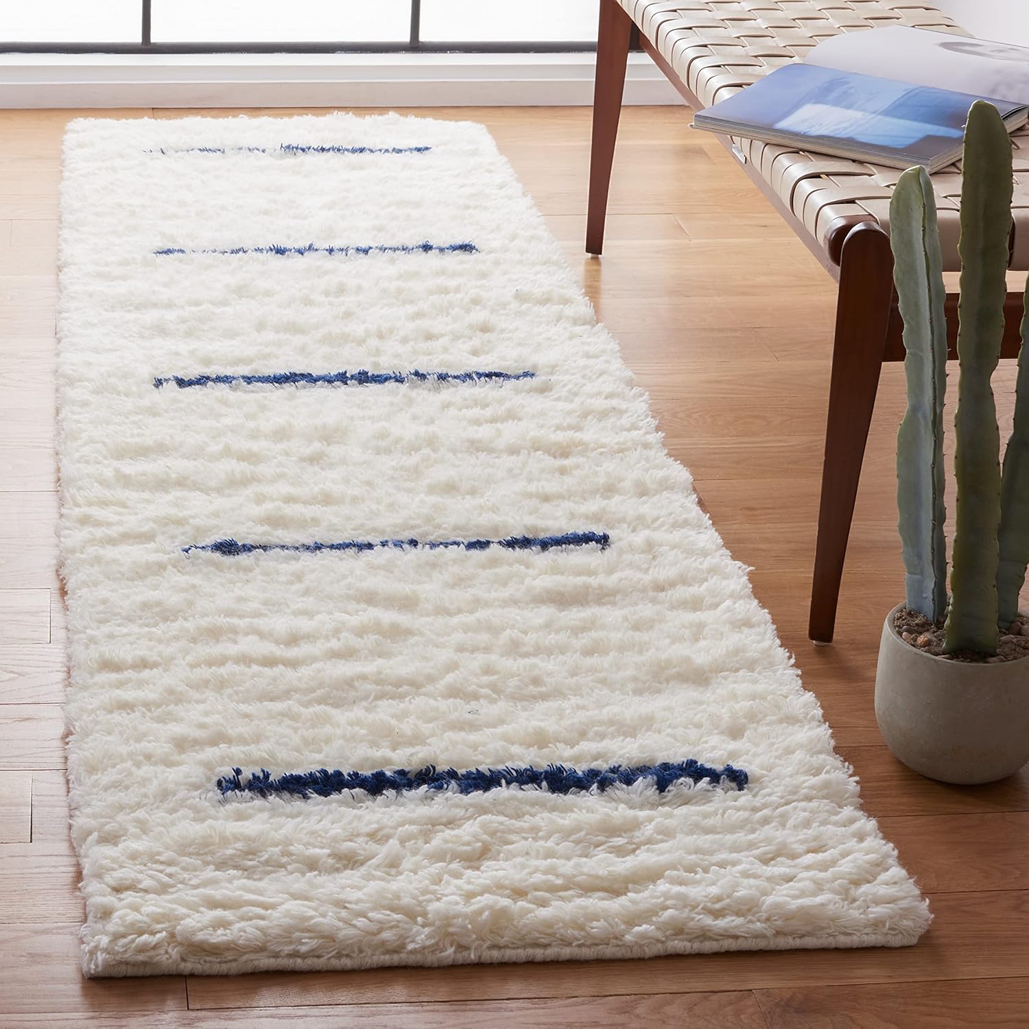 SAFAVIEH Kenya Collection Accent Rug - 4' x 6', Ivory & Navy, Hand-Knotted Stripe New Zealand Wool, Ideal for High Traffic Areas in Entryway, Living Room, Bedroom (KNY750N)