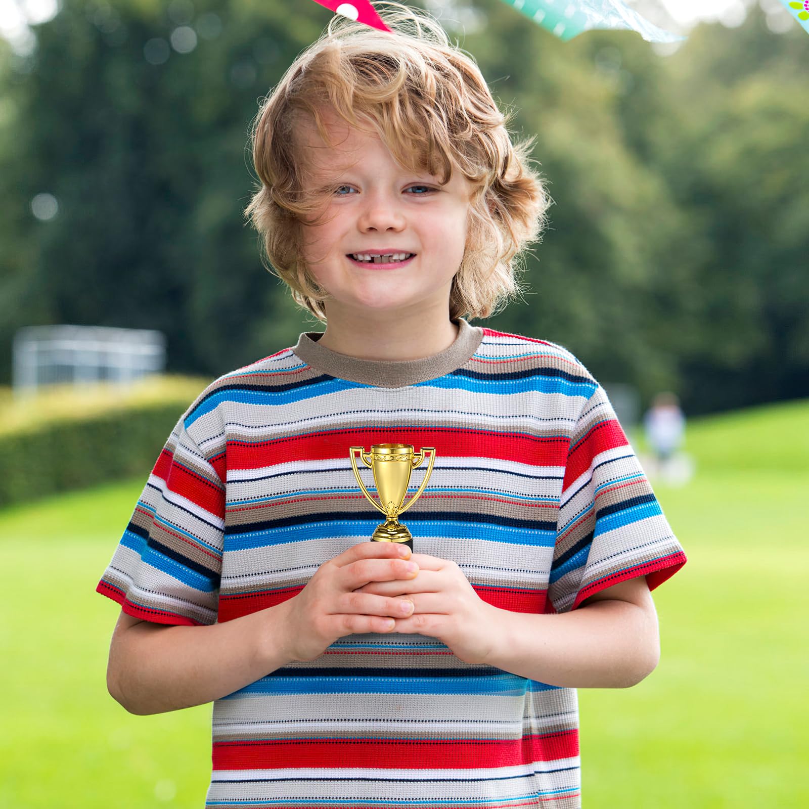 TOYANDONA Confezione da 24 mini trofei per bambini, premi Gold Award per bomboniere, premi per la partecipazione per bambini bomboniere, oggetti di scena, premi, premi vincitori, concorsi