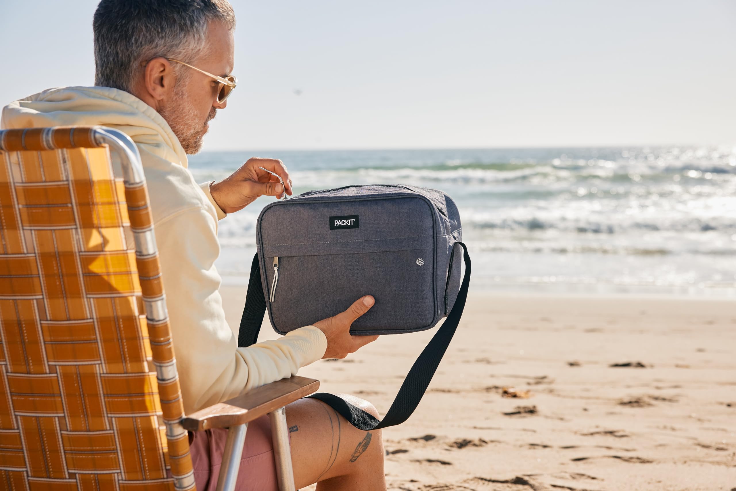 PackIt Zamrażalna niezbędna chłodziarka, zbudowana w technologii ECOFREEZE, w pełni zamrażalna, składana, wielokrotnego użytku, z regulowanym paskiem crossbody, górnym uchwytem z klipsem,
