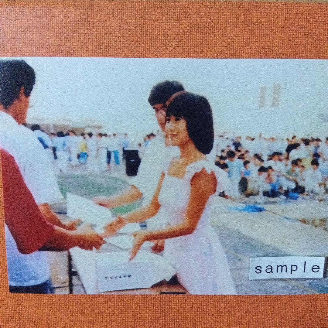 Amazon.co.jp: 岡田有希子 デビュー初期写真 サイン会と握手会 : おもちゃ