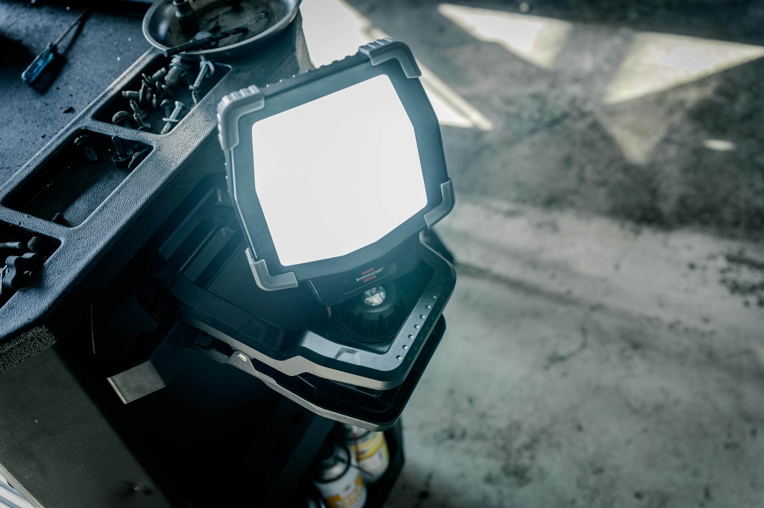 Brennenstuhl lampa robocza CL 4050 MA/Reflektor LED 40W z urządzeniem mocującym (reflektor budowlany LED z USB, Powerbank i funkcją ściemniania, 3800lm, IP65, Engineered in Germany, 1173070020