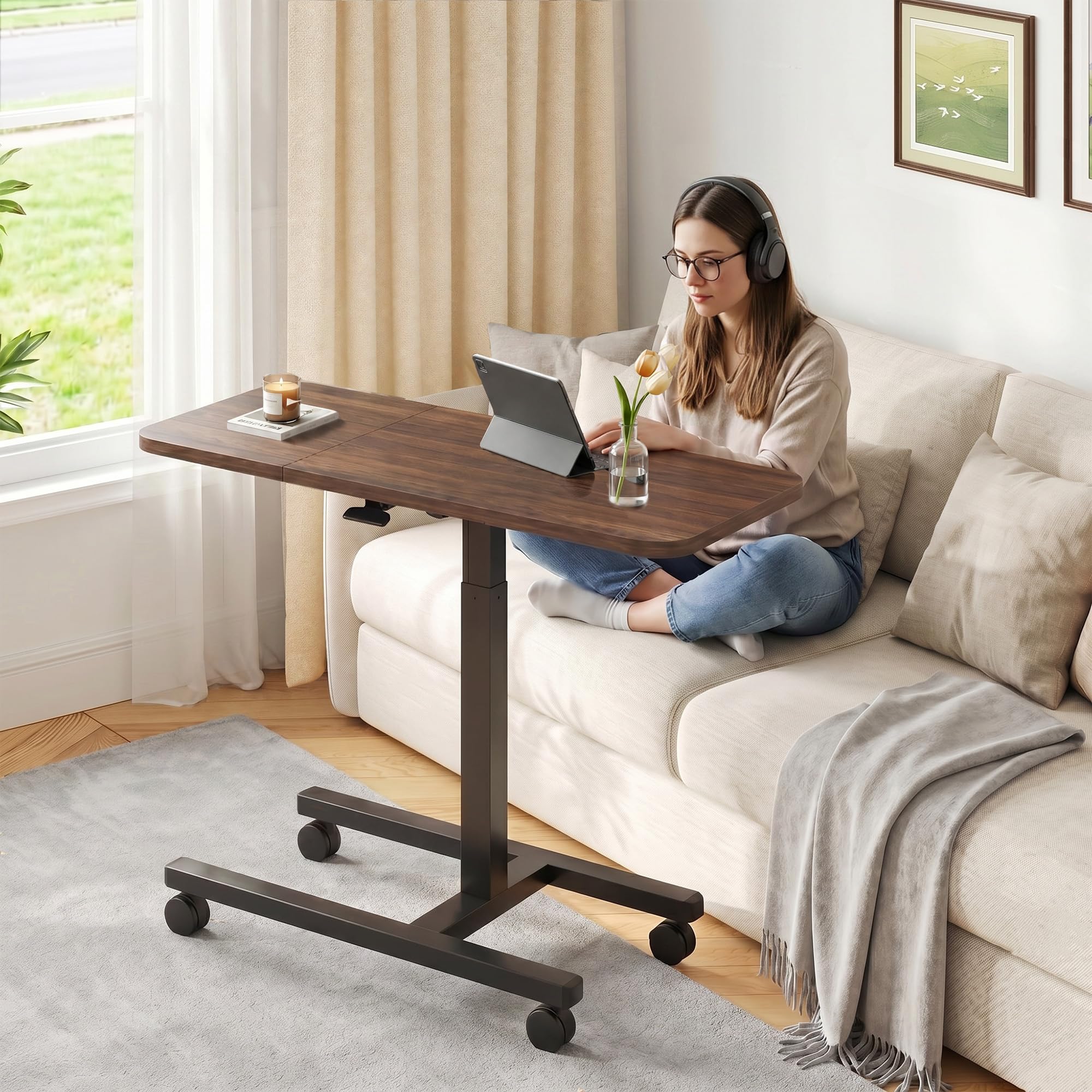 Table Lit Réglable Hauteur, Grande Surface 100cm, avec roulettes Freins, Vérin Pneumatique, Table d'Ordinateur, Bureau Forme C Robuste, Table Canapé Mobile pour Salon, Office,Couleur Noyer