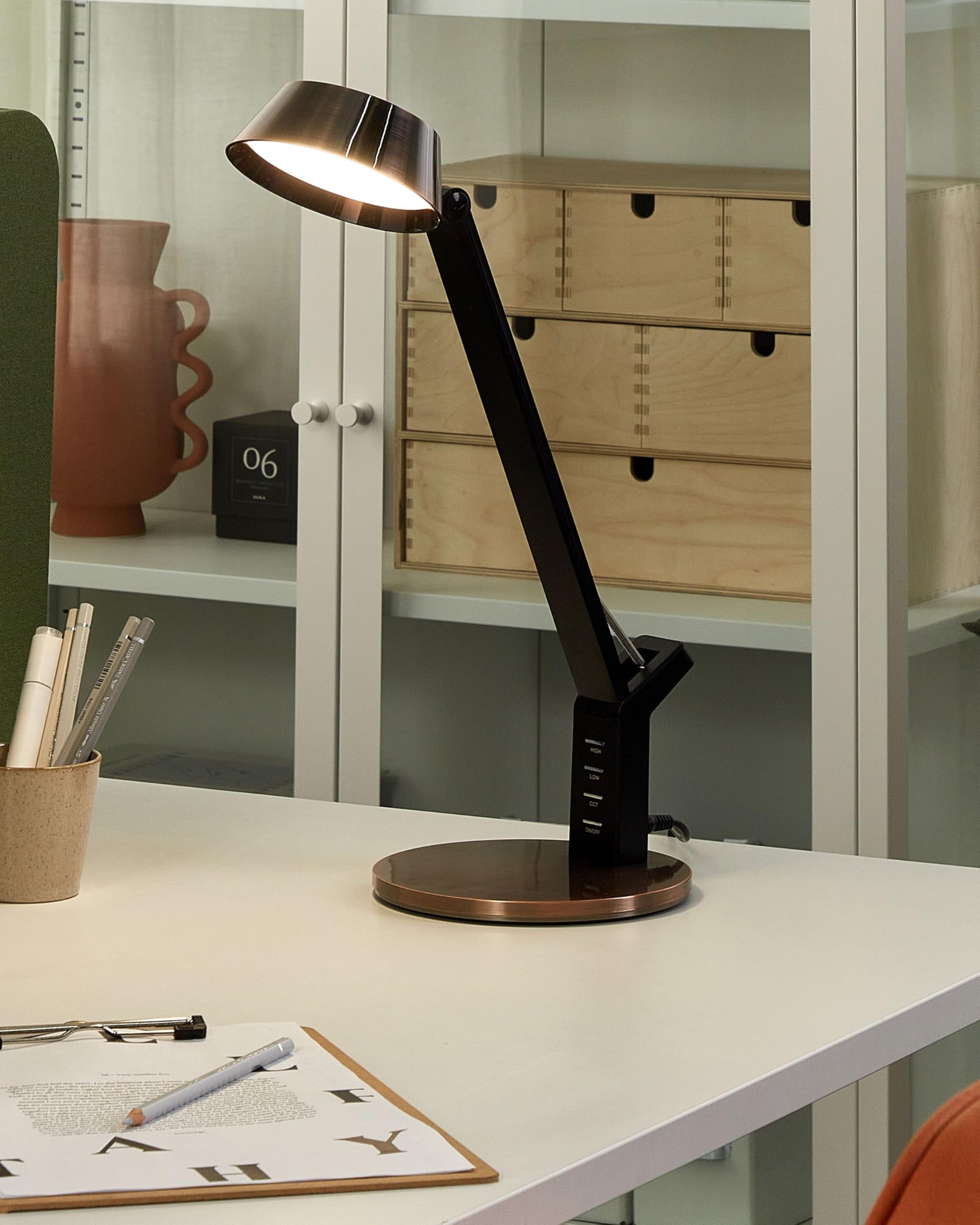 Beliani Lámpara de oficina LED de metal cobrizo 40 cm brazo ajustable usb Chamaeleon