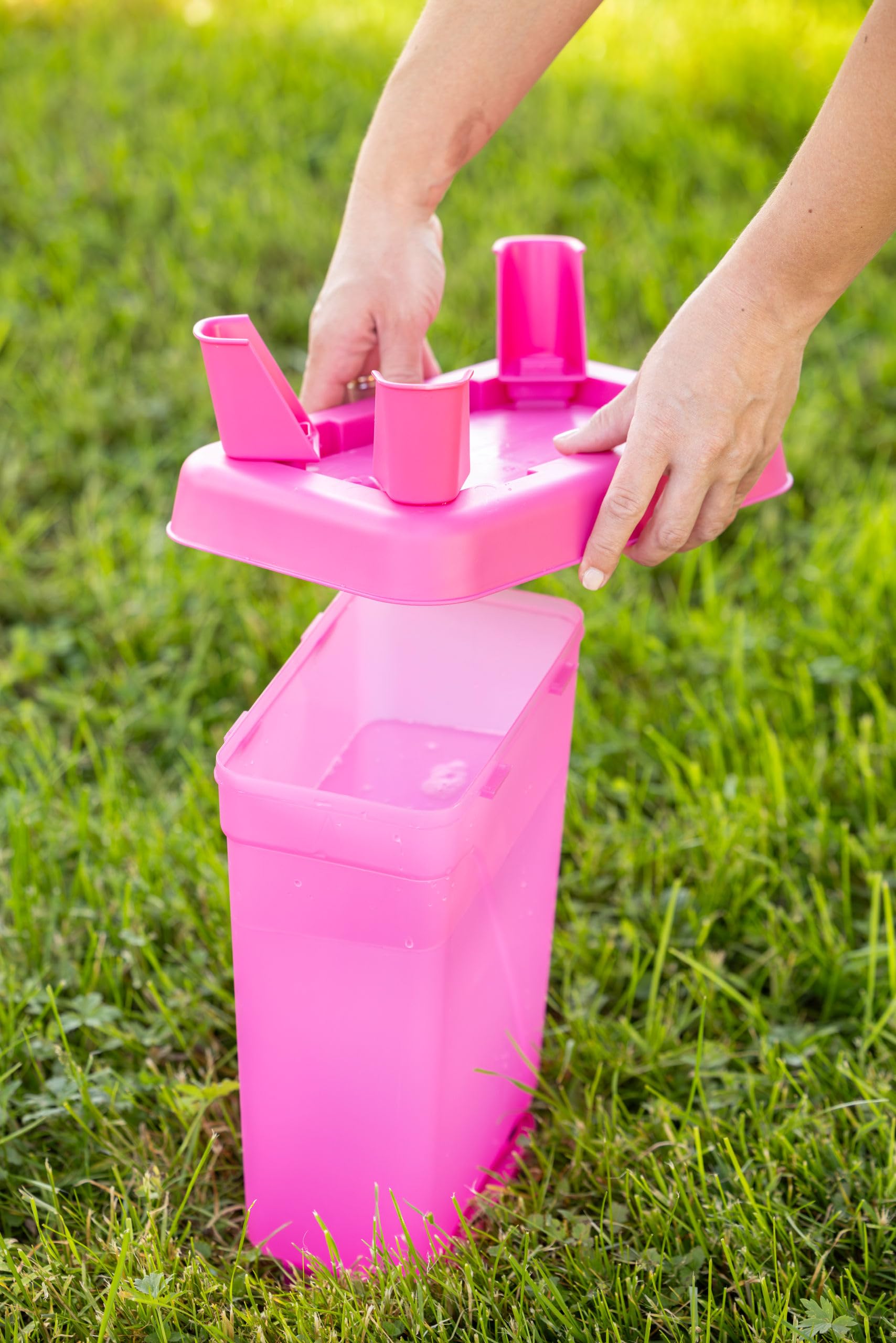 Kerbl Hobbyfarming Poidło Plastikowe z Nóżkami, Automatyczne Zasilanie w Wodę, Stabilna Podstawa, Odporne na Warunki Atmosferyczne, Łatwe do Czyszczenia, 3,5 L, Różowe
