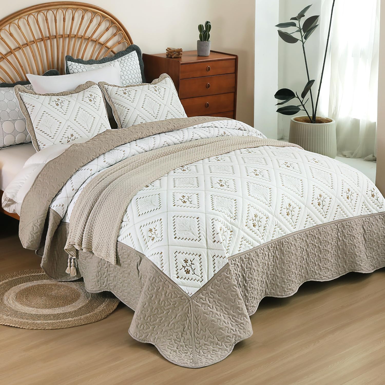 Cmfshape Floral Embroidery Quilt Set,3 Pieces Queen Size Quilt Bedding Set,Classic Diamond Pattern Quilts,Ultra Soft Lightweight Reversible Bedspread Coverlets for All Season(Taupe,90"x90")