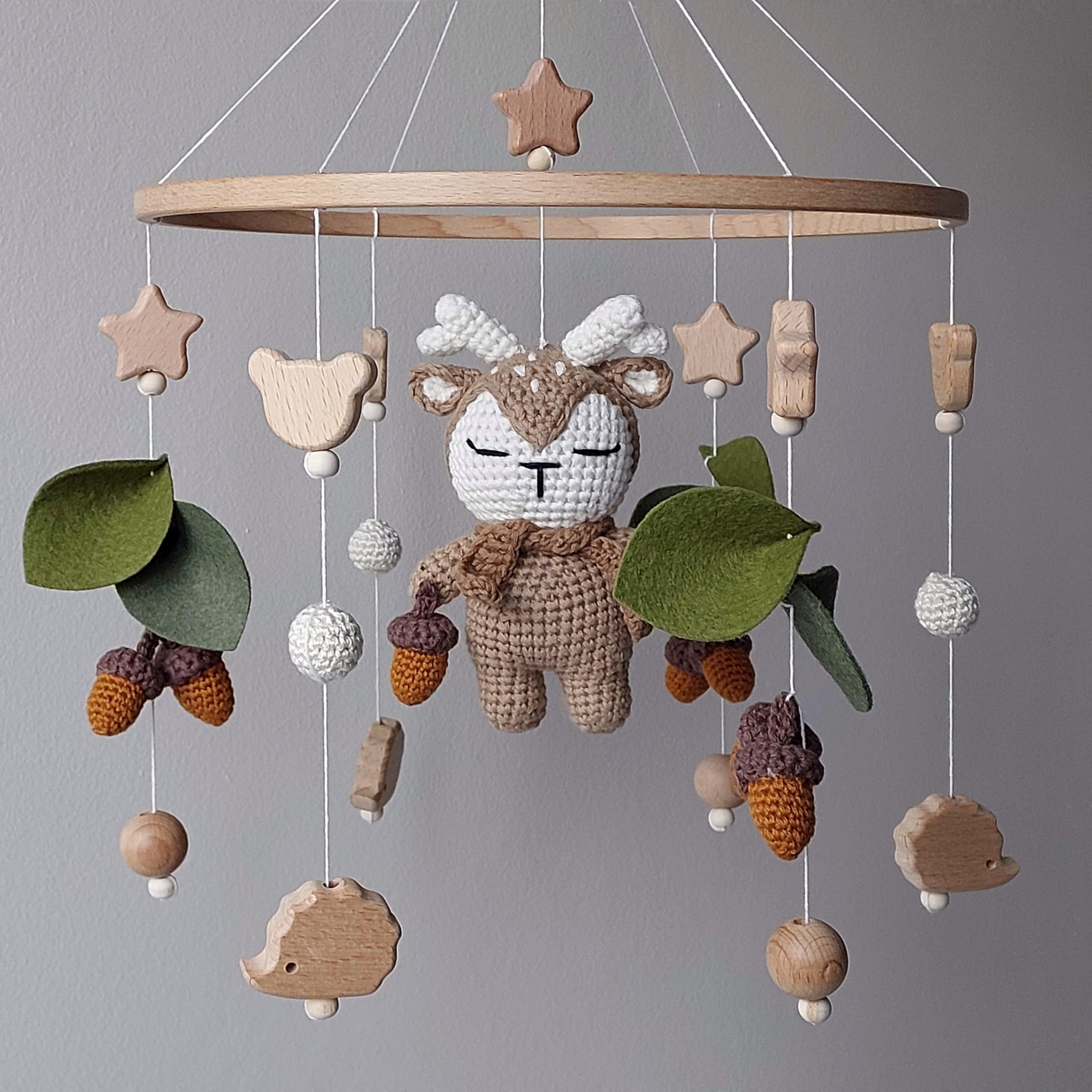 Mobile per bambini fatta a mano con cervo all'uncinetto, decorazione per la cameretta dei bambini, con perline di legno, fogli di feltro e ghiande – Culla naturale – Regalo neonato