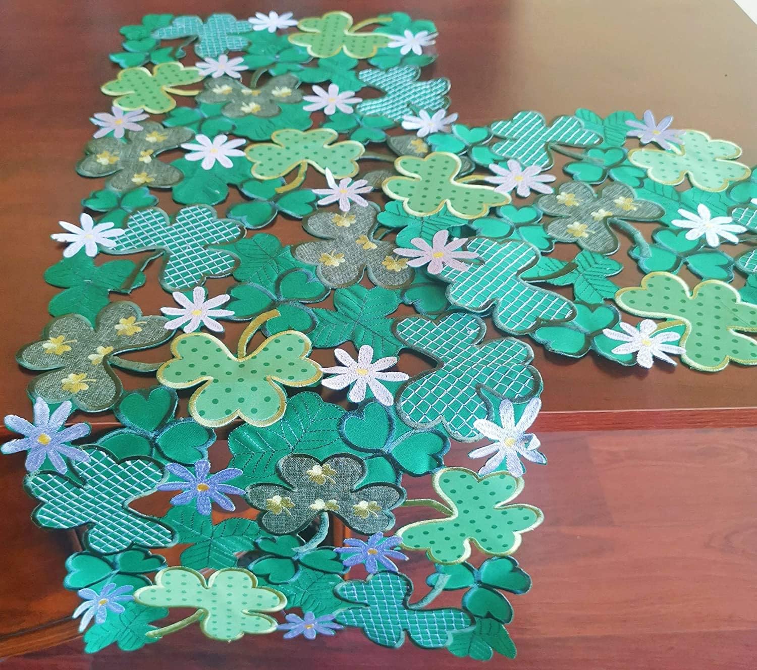 GRANDDECO 聖パトリックの日 テーブルランナー 13インチ&times;54インチ アップリケ刺繍 カットワーク クローバー ドレッサー