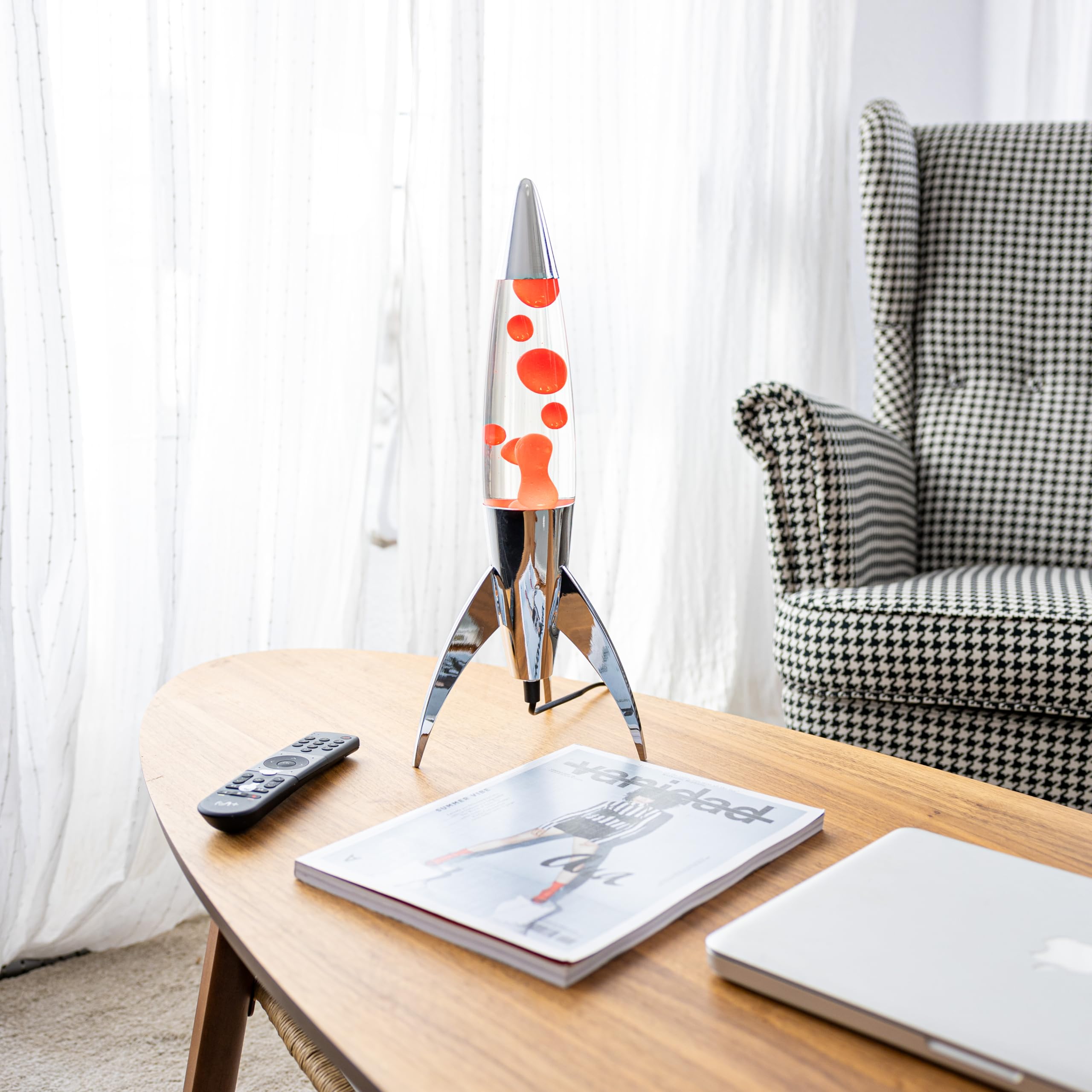 Fisura - Lavalampa röd "rocket". Kromad bas, genomskinlig vätska och röd lava. Retro lavalampa med extra glödlampa. Mått: 20 centimeter x 20 centimeter x 45 centimeter