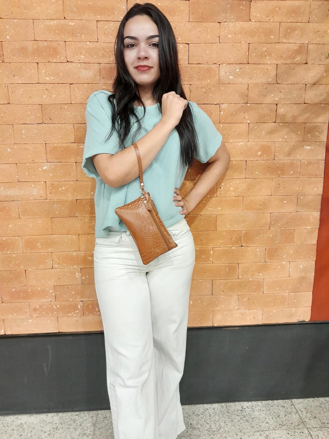 Bolsa de Mão Clutch Carteira de Mao e Porta Celular Feminina em Couro Legítimo (Caramelo) em promoção! Veja a oferta e mais achadinhos de Bolsas 2 Hoje é o melhor dia para comprar Bolsa de Mão Clutch Carteira de Mao e Porta Celular Feminina em Couro Legítimo (Caramelo) com aquele preço maroto! Promoção! Aproveite a oferta! 2