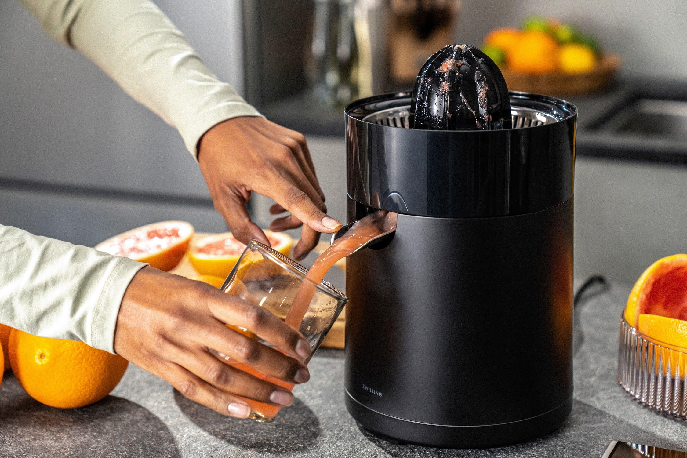 ZWILLING ENFINIGY Exprimidor eléctrico de alta eficiencia de jugo, 2 conos de prensado, colador de pulpa ajustable, 85 W, negro