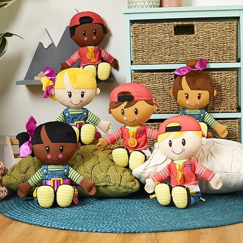 Miniatura 6 de Playskool Dressy Kids - Muñeca con pelo rubio y sombrero, juguete de peluche de actividades con cremallera, cordón de zapatos, botón, para niños de