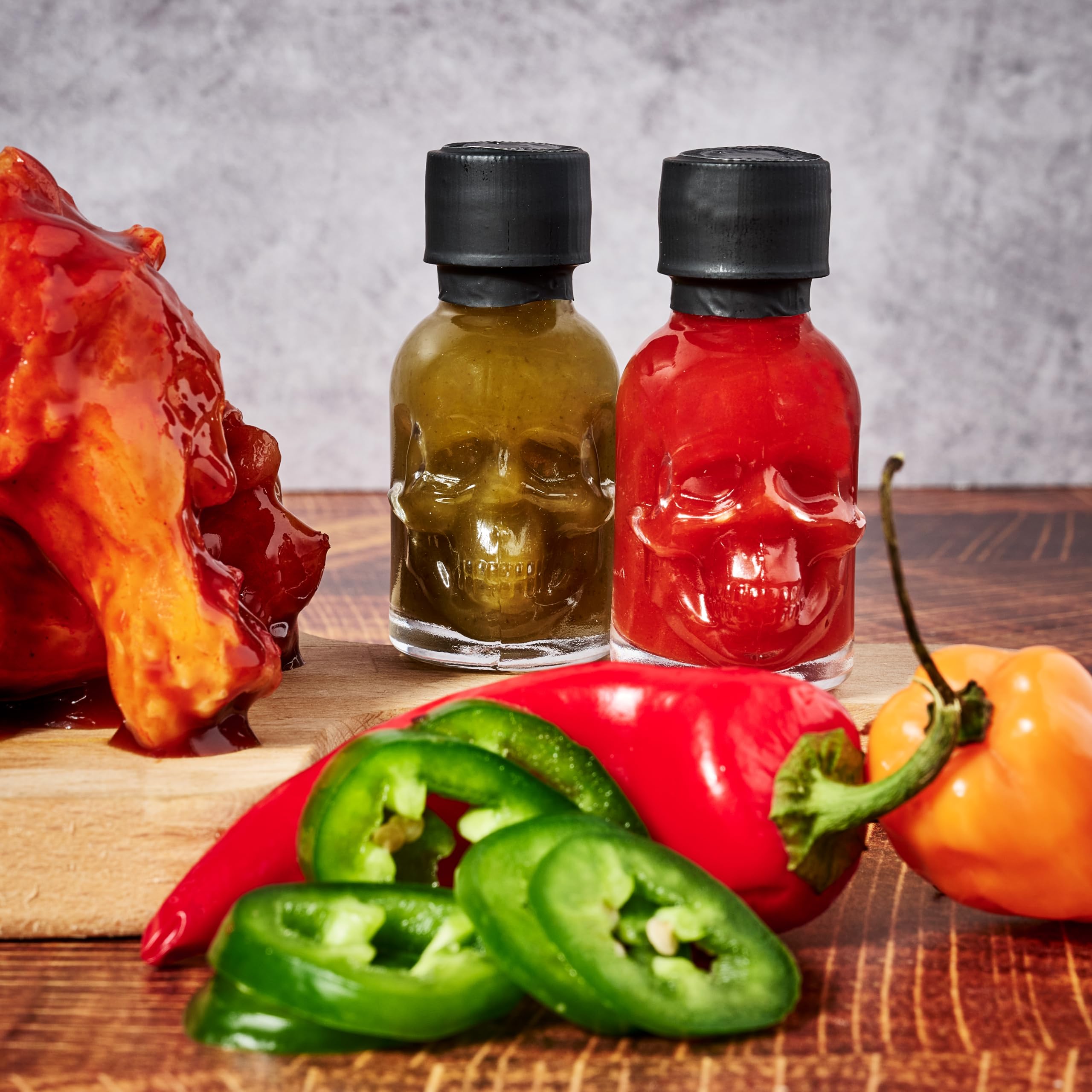 Man Crates: Surtido «Hot Sauce Inferno» — Incluye 21 sabores en mini botellas de salsa picante con forma de calavera; un desafío picante con habanero, chile fantasma y más.