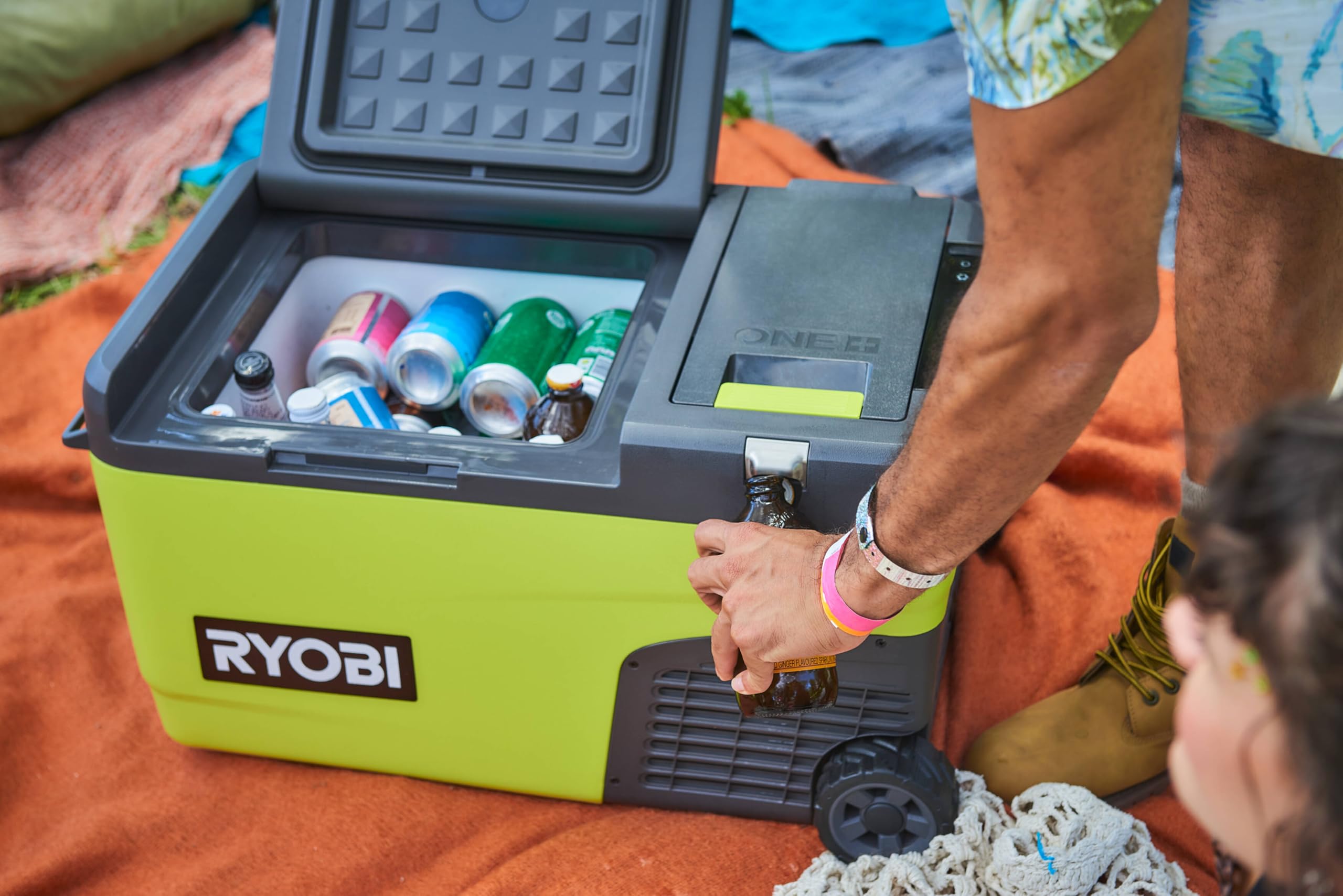 RYOBI 18 V ONE+ Akku-Hybrid-Kühlbox mit Gefrierfunktion RY18CB23A-0, Fassungsvermögen 23 L, inkl. 12 V KFZ-Adapter, 230 V Netzteil, ohne Akku und Ladegerät