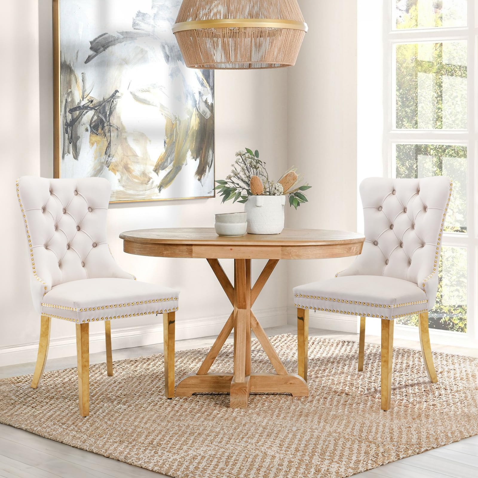 Silla de comedor tapizada beige con patas de madera