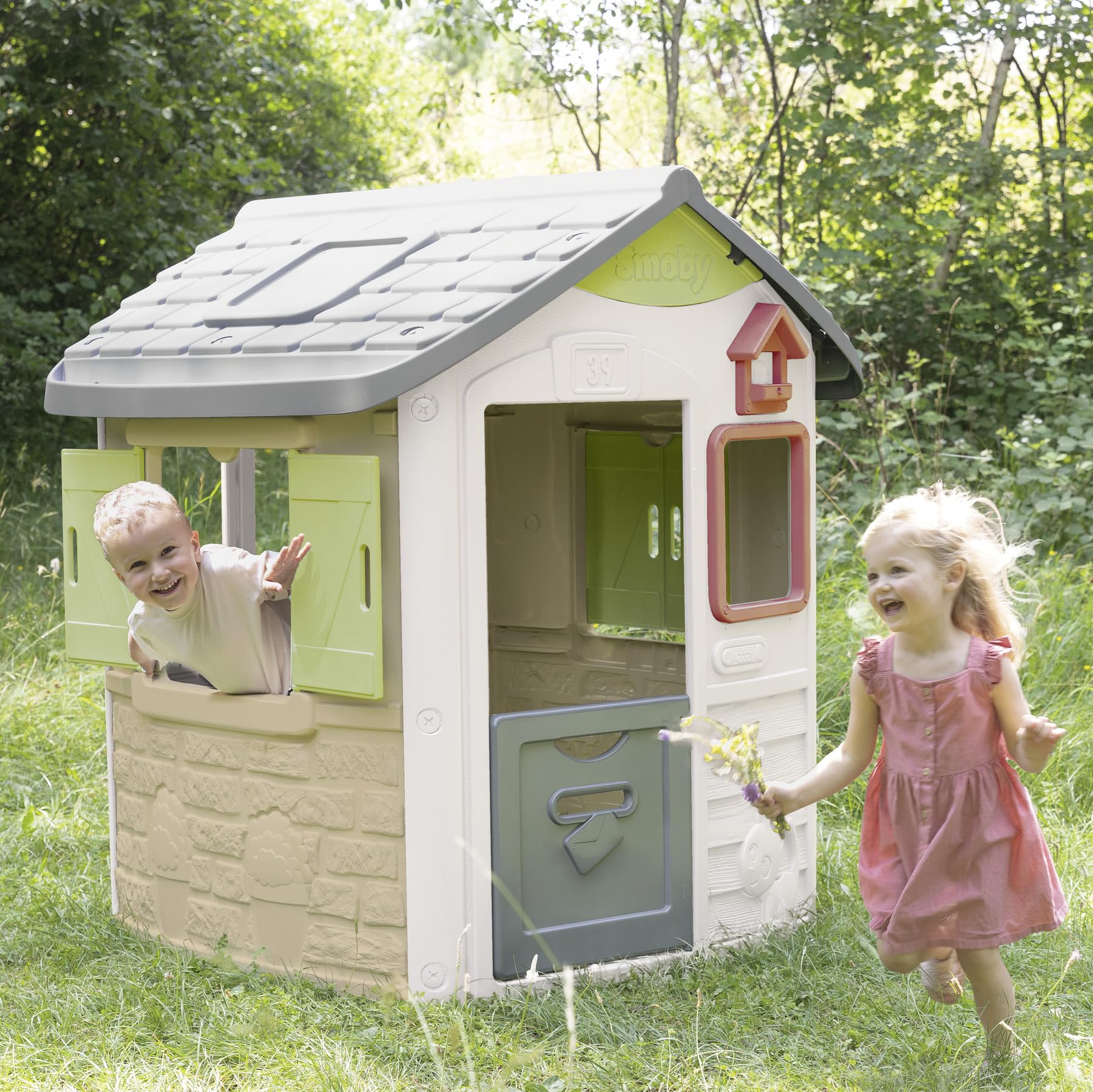 Smoby Life Casa Jura Lodge - Casa de Juegos Infantil con 2 Puertas Bajas, Ventanas con Contraventanas y Comedero para Pájaros - Material Reciclado - Resistente Rayos UV - Más de 2 años (7600810504)