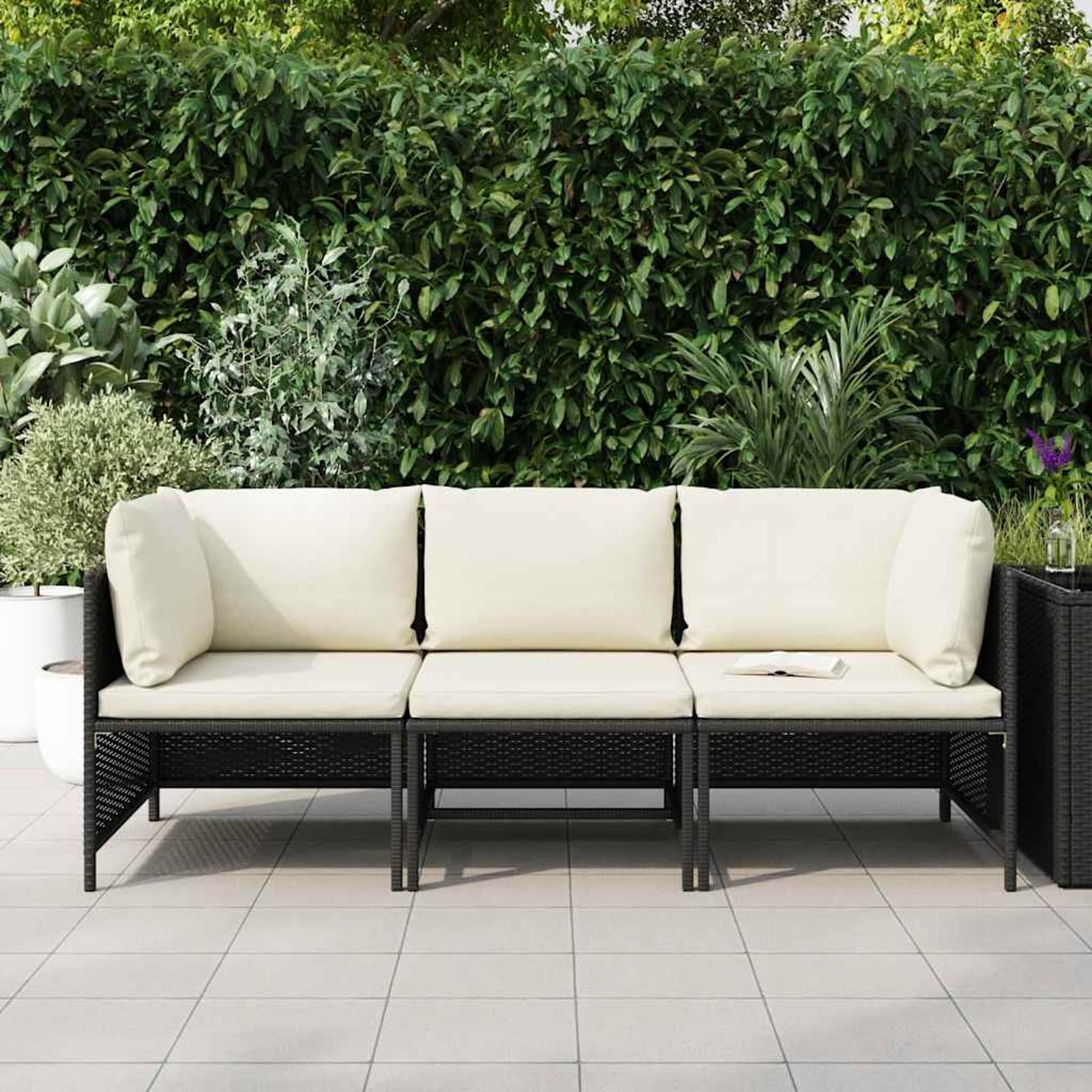 Gecheer Divano da giardino, 3 posti con cuscini in polyrattan nero, per esterni