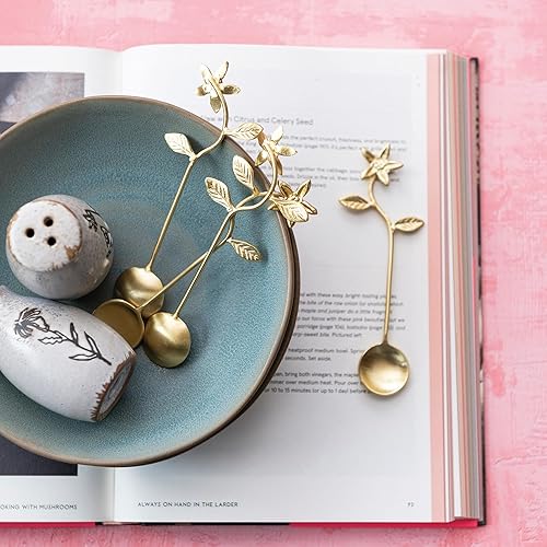 Miniatura 3 de Creative Co-Op 5.35 Cucharas de acero inoxidable y latón para cocina con asas de flores y bolsa con cordón, acabado dorado, juego de 4