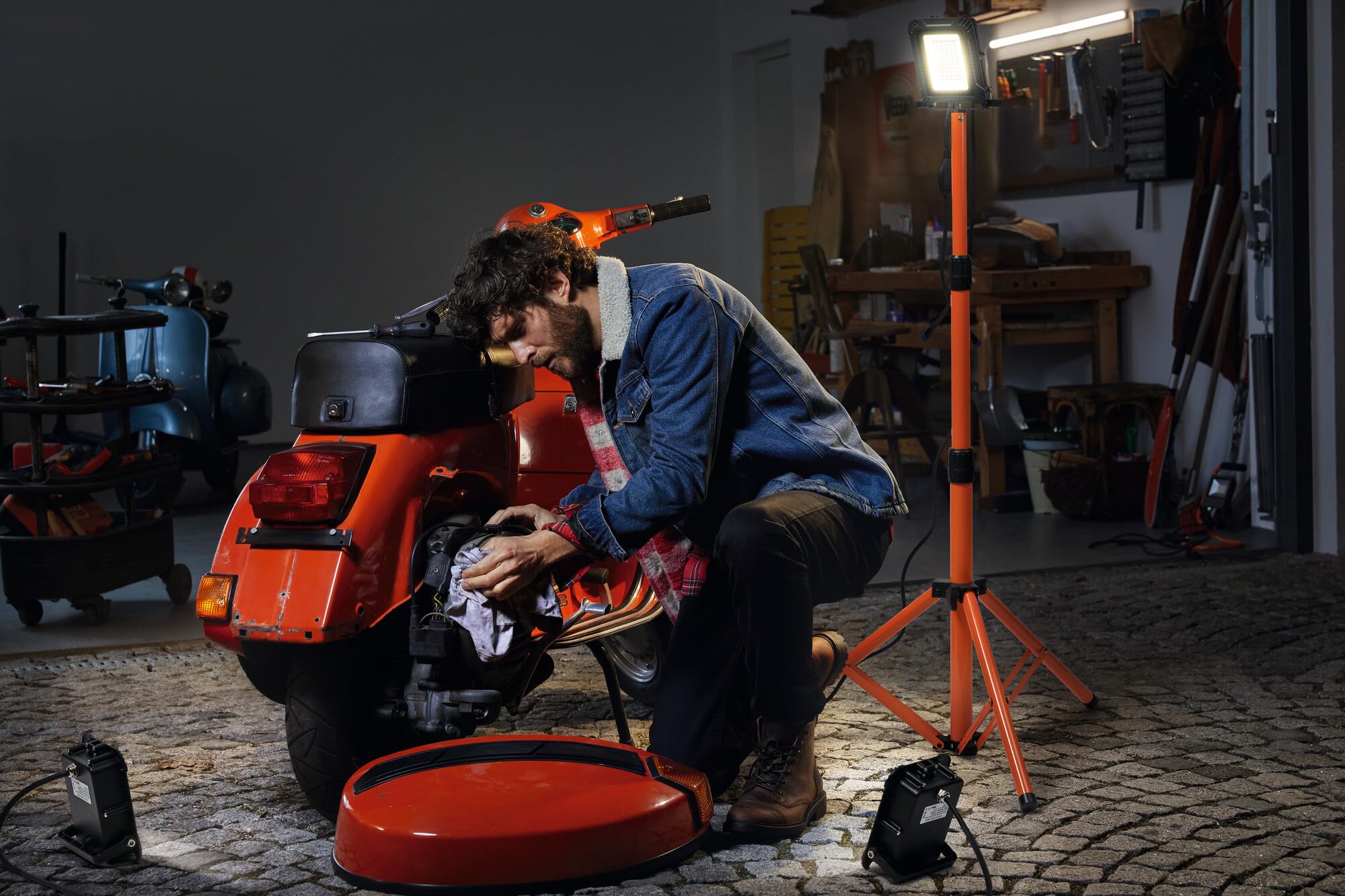 LEDVANCE Worklight LED Tripod - Arbeitslicht mit Stativ, zentraler Fluter mit 30W und zwei abnehmbaren Akku Strahlern 5W, IP54, 3280 Lumen, 4000K kaltweiß, Rotationswinkel 360°
