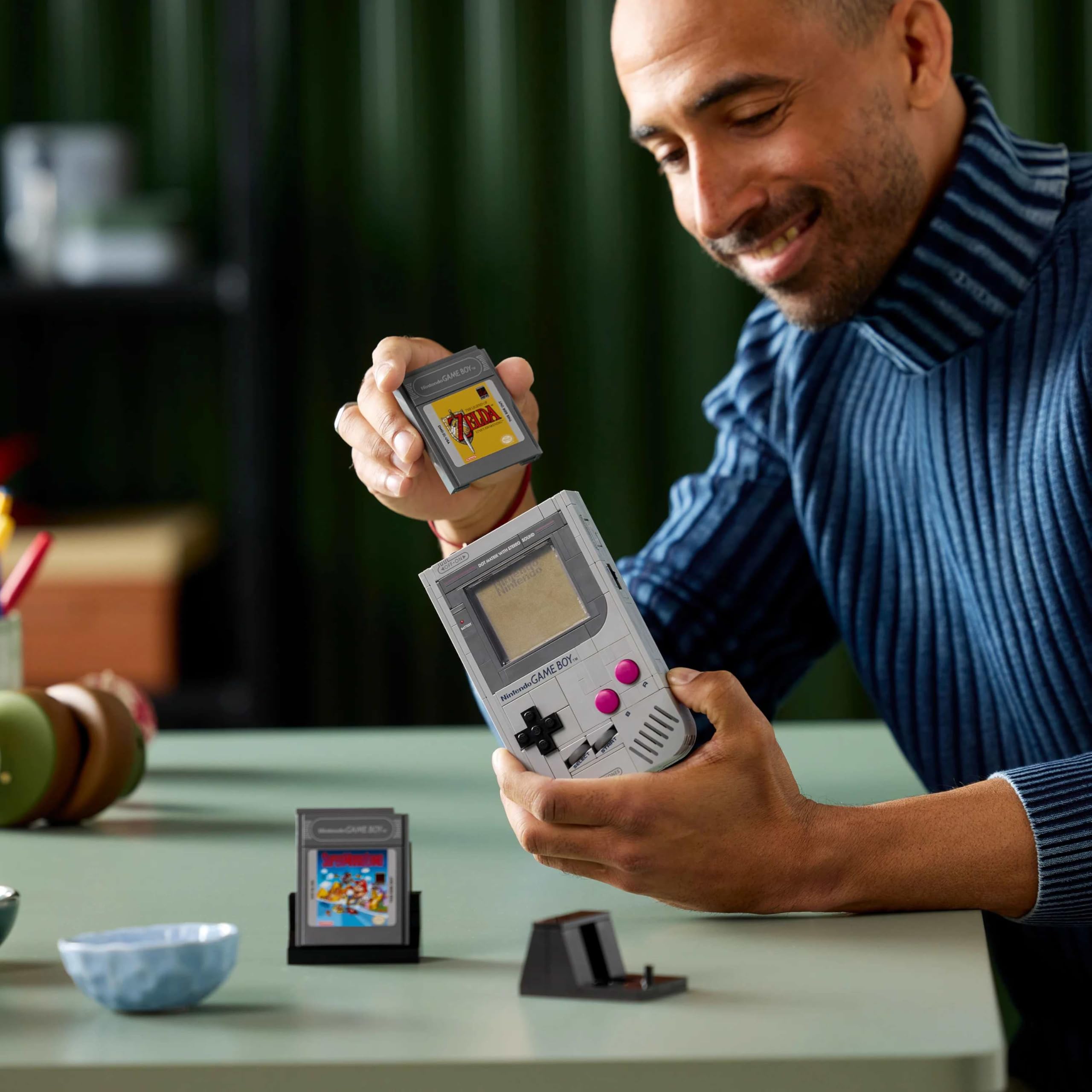 LEGO Game Boy, zestaw dla dorosłych, pomysł na prezent dla graczy, model kolekcjonerski dla mężczyzny i fanów retro gier Nintendo, replika konsoli z Game Pakami i ekranami soczewkowymi 72046