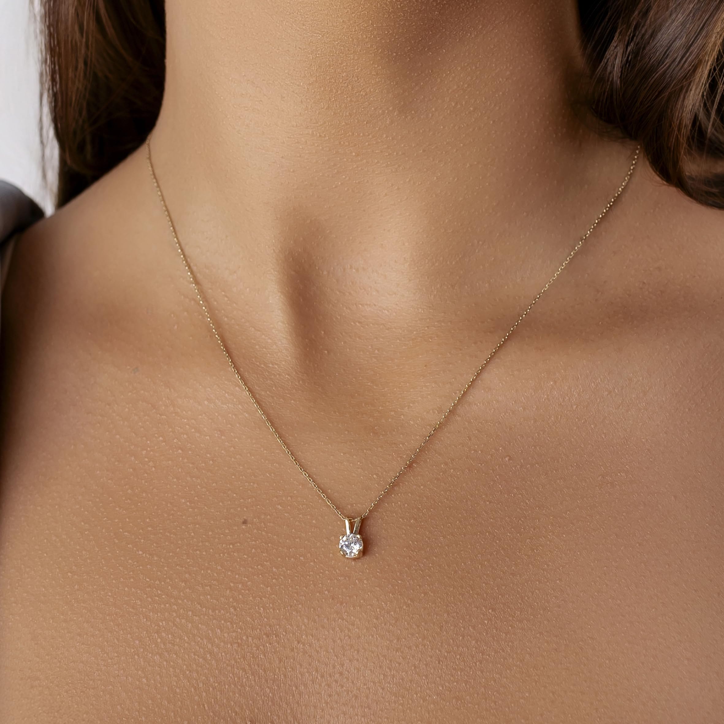 Sakrami Collana Punto Luce Oro 9KT Zircone Bianco o Rosa − Ciondolo Luminoso Delicato + Scatola con Incisione Personalizzata − Idea Regalo Donna Ragazza Comunione Cresima Compleanno