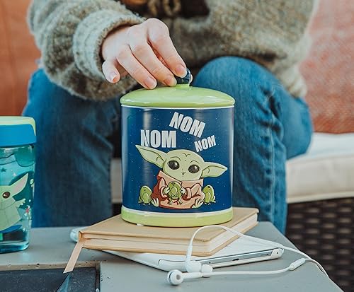 Miniatura 4 de Silver Buffalo Star Wars The Mandalorian Baby Yoda Grogu Nom Nom The Child Eating Frog Eggs Tarro de cerámica para galletas (tamaño grande)